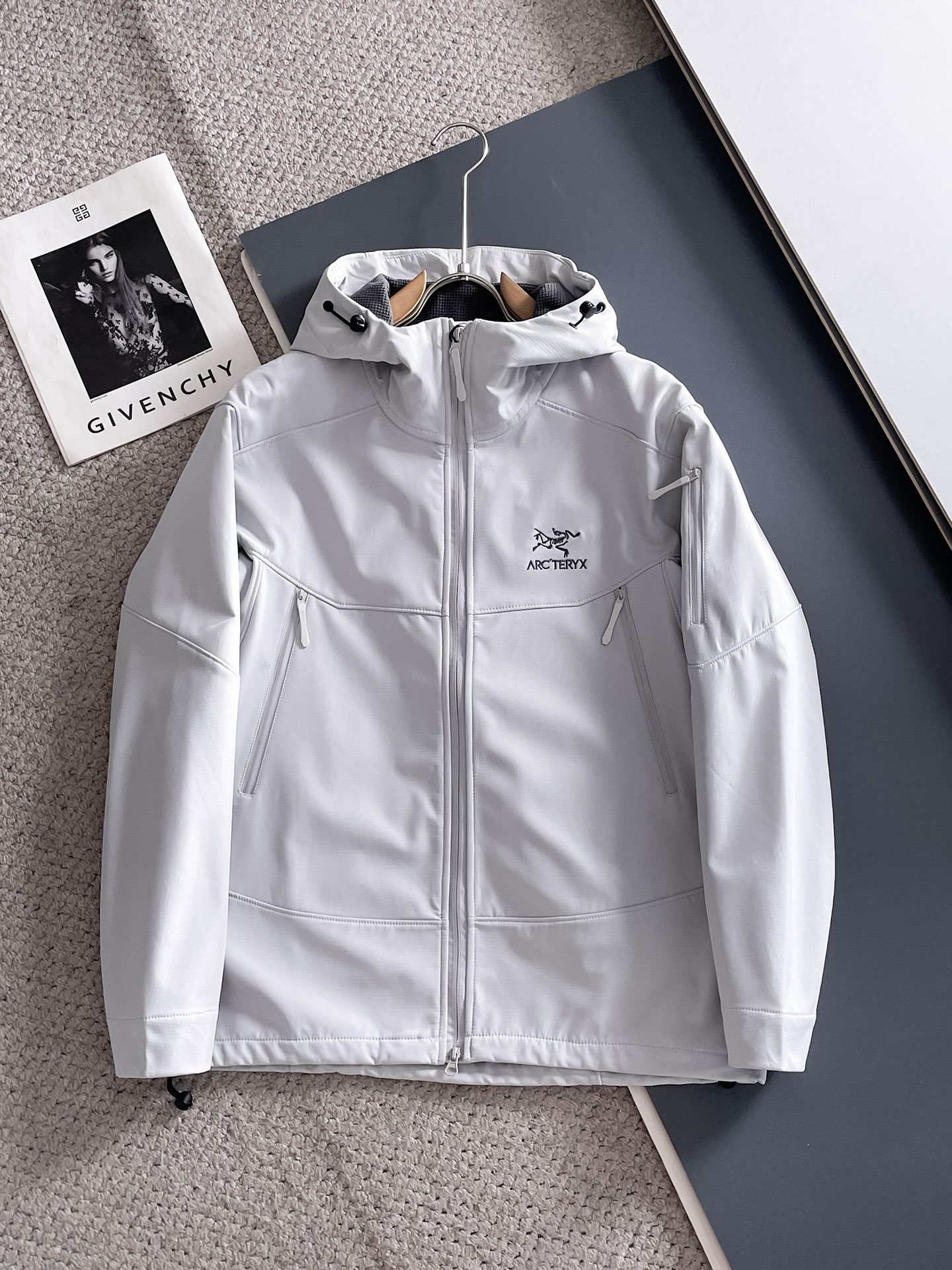 NO:734199,Arc'teryx official website of the same model, complete with three labels, on sale in advance. 2026 spring new men's jacket, complete with three labels, high-end version. Custom-made fabrics at the counter. Highly breathable and comfortable, impeccable details, brand element design concept, reflecting high quality. Delicate and soft feel. Casual tailoring, awesome upper body size. M～3XL,,arc'teryx,jackets & coats,jackets & coats,19860909始祖鸟 官网同款,三标齐全,提前发售 2026春季新款男士夹克外套,原单三标齐全高端版本 专柜定制面料 透气舒适度高,细节无可挑剔,品牌元素设计理念,体现高品质.手感细腻柔软 呈现休闲裁剪,上身版型超赞 码数M～3XL,,arc'teryx,jackets & coats,jackets & coats,,Men's clothing