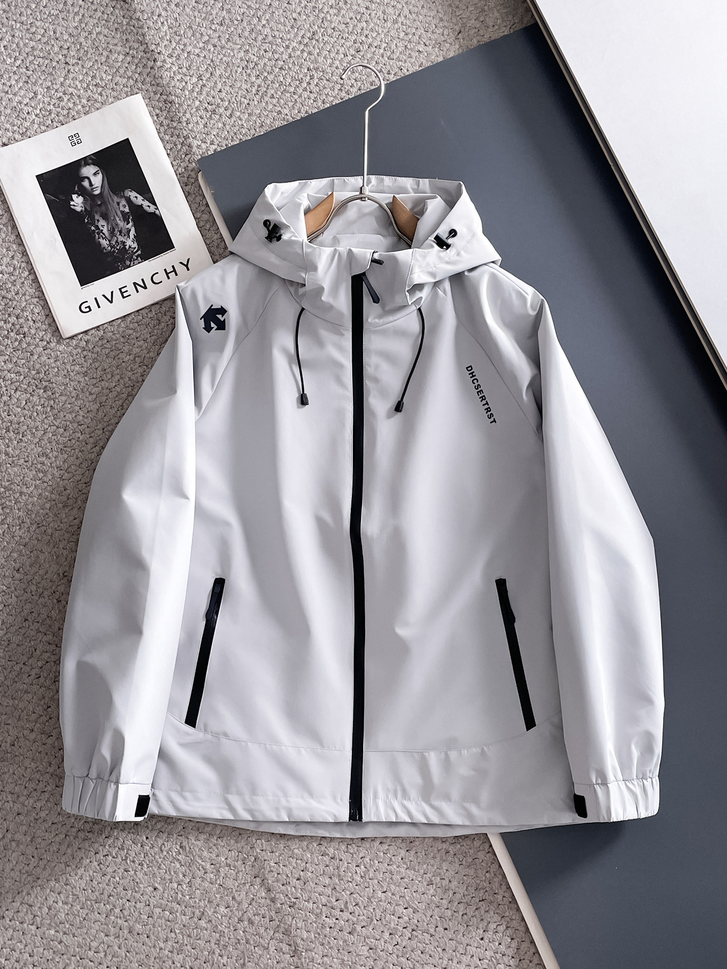 NO:734203,Descente's official website has the same style, complete with three labels, and is on sale in advance. 2026 new spring men's jackets, complete with three labels, high-end version. Custom-made fabrics at the counter. Highly breathable and comfortable, impeccable details, brand element design concept, reflecting high quality. It feels delicate and soft. Presents casual tailoring, and the upper body shape is great. Size M～3XL,,,jackets & coats,jackets & coats,19860909迪桑特 官网同款,三标齐全,提前发售 2026春季新款男士夹克外套,原单三标齐全高端版本 专柜定制面料 透气舒适度高,细节无可挑剔,品牌元素设计理念,体现高品质.手感细腻柔软 呈现休闲裁剪,上身版型超赞 码数M～3XL,,,jackets & coats,jackets & coats,,Men's clothing