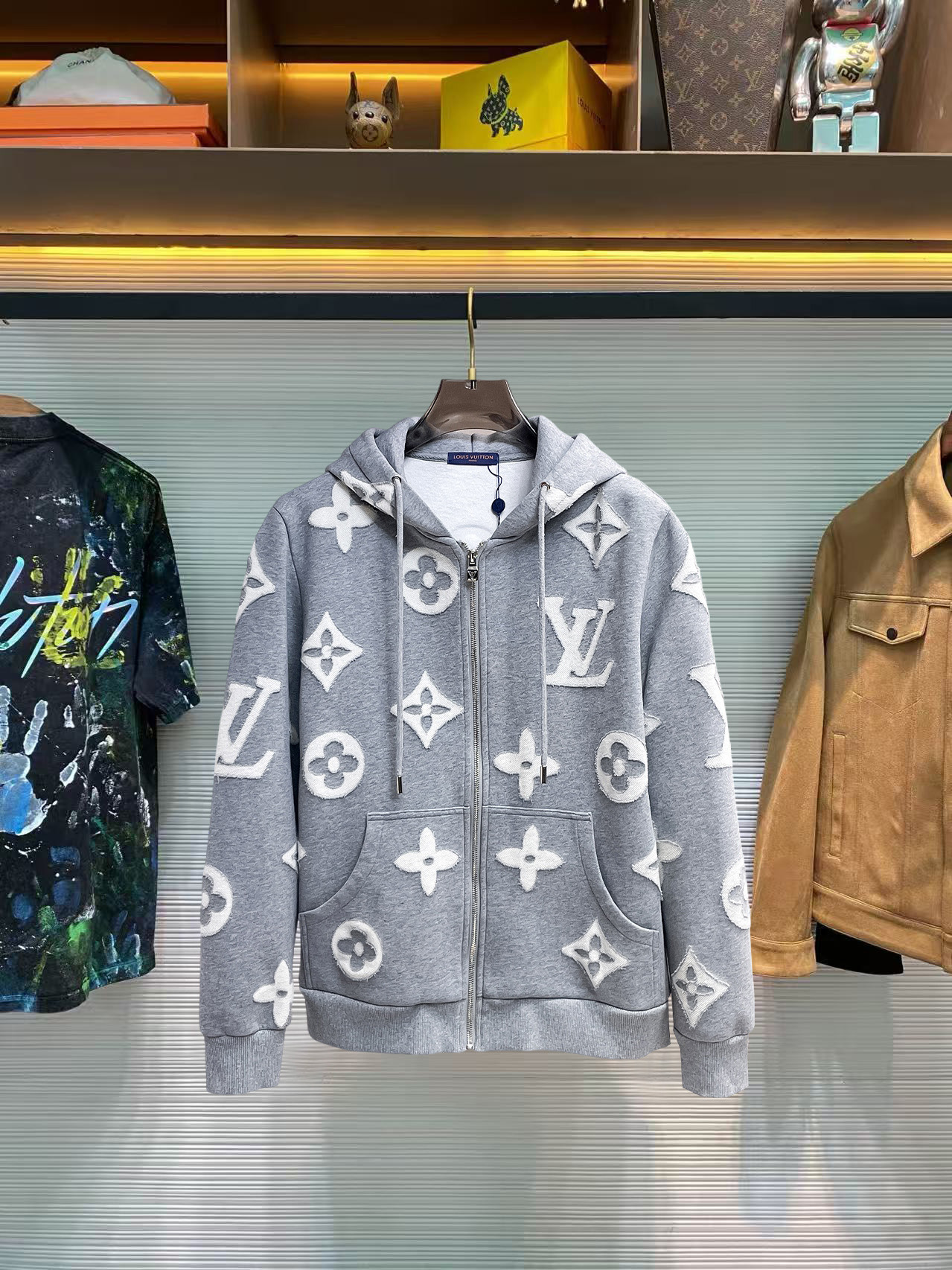 NO:745483,Same style as LV official website, complete with three labels, sold in advance. 2026 spring new men's jacket, complete with three labels, high-end version. Custom-made fabrics at the counter. Highly breathable and comfortable, impeccable details, brand element design concept, reflecting high quality. Delicate and soft feel. Casual tailoring, awesome upper body size. M～3XL,,,,louis vuitton,jackets & coats,jackets & coats,19860909LV 官网同款,三标齐全,提前发售 2026春季新款男士夹克外套,原单三标齐全高端版本 专柜定制面料 透气舒适度高,细节无可挑剔,品牌元素设计理念,体现高品质.手感细腻柔软 呈现休闲裁剪,上身版型超赞 码数M～3XL,,,louis vuitton,jackets & coats,jackets & coats,,Men's clothing