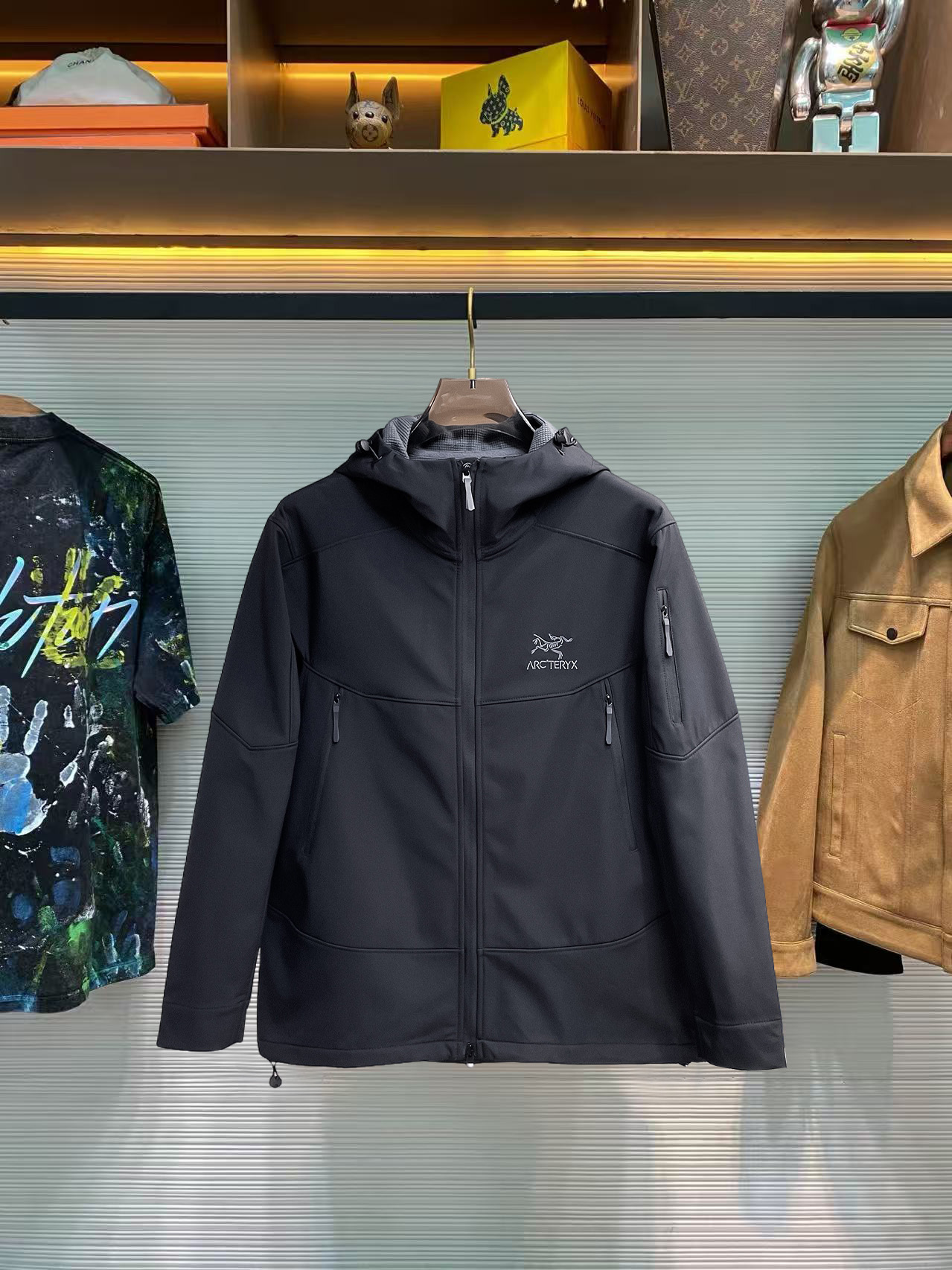 NO:745479,Same style as Arc'teryx official website, complete with three labels, on sale in advance. 2026 new spring men's jacket, reversible original single with three labels, high-end version. Custom-made fabrics at the counter. Highly breathable and comfortable, impeccable details, brand element design concept, reflecting high quality. Delicate and soft hand feel. Casual tailoring, excellent upper body shape. Size M～3XL, arc'teryx, jackets & coats, jackets & coats,19860909始祖鸟官网同款,三标齐全,提前发售 2026春季新款男士夹克外套,双面穿原单三标齐全高端版本 专柜定制面料 透气舒适度高,细节无可挑剔,品牌元素设计理念,体现高品质.手感细腻柔软 呈现休闲裁剪,上身版型超赞 码数M～3XL,,arc'teryx,jackets & coats,jackets & coats,,Men's clothing