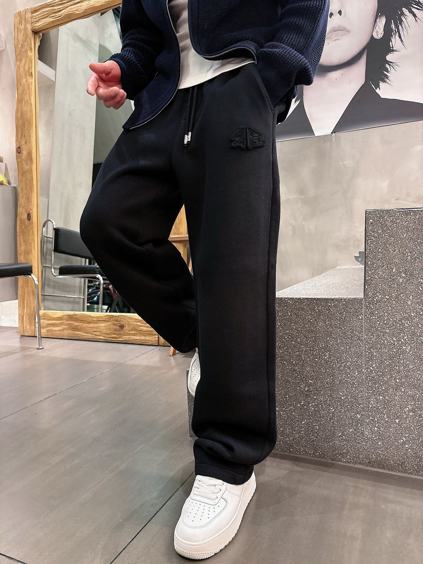 NO:612759,Balenciaga 2025 new autumn and winter casual pants!  On sale simultaneously on the official website. Brand classic LOGO casual pants, customized fabrics, excellent comfort, strong touch. Highly recognizable, perfect appearance and craftsmanship. Sizes M-3XL, balenciaga, alexander wang19860909巴黎世家 2025秋冬新款休闲裤！官网同步发售.品牌经典LOGO休闲裤 ,定制面料,舒适度极好,手触感强烈.辨识度极高,完美品相工艺. 尺码M-3XL,,balenciaga,alexander wang,Men's clothing