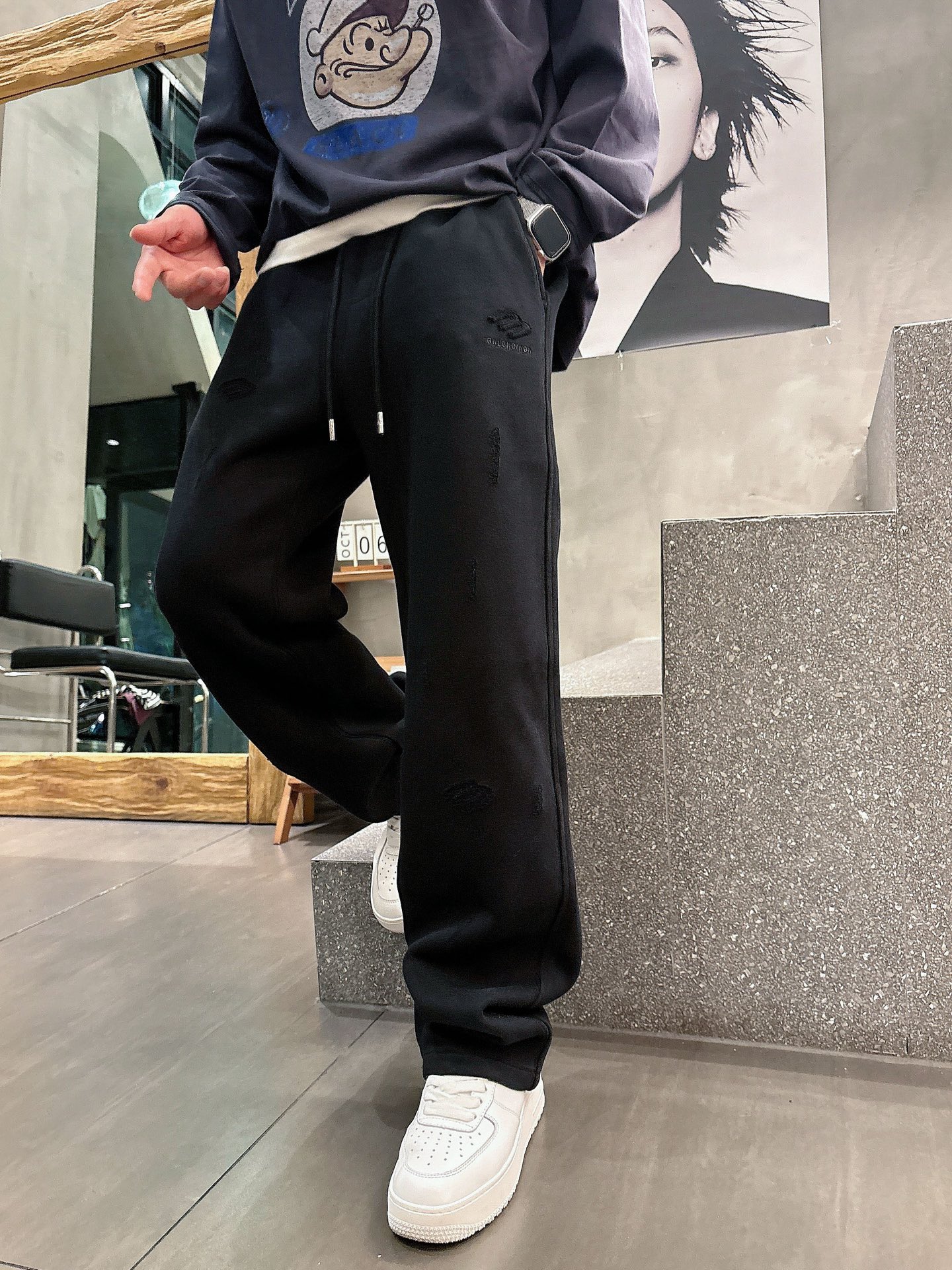 NO:612769,Balenciaga 2025 new autumn and winter casual pants!  On sale simultaneously on the official website. Brand classic LOGO casual pants, customized fabrics, excellent comfort, strong touch. Highly recognizable, perfect appearance and craftsmanship. Sizes M-3XL, balenciaga, alexander wang19860909巴黎世家 2025秋冬新款休闲裤！官网同步发售.品牌经典LOGO休闲裤 ,定制面料,舒适度极好,手触感强烈.辨识度极高,完美品相工艺. 尺码M-3XL,,balenciaga,alexander wang,Men's clothing