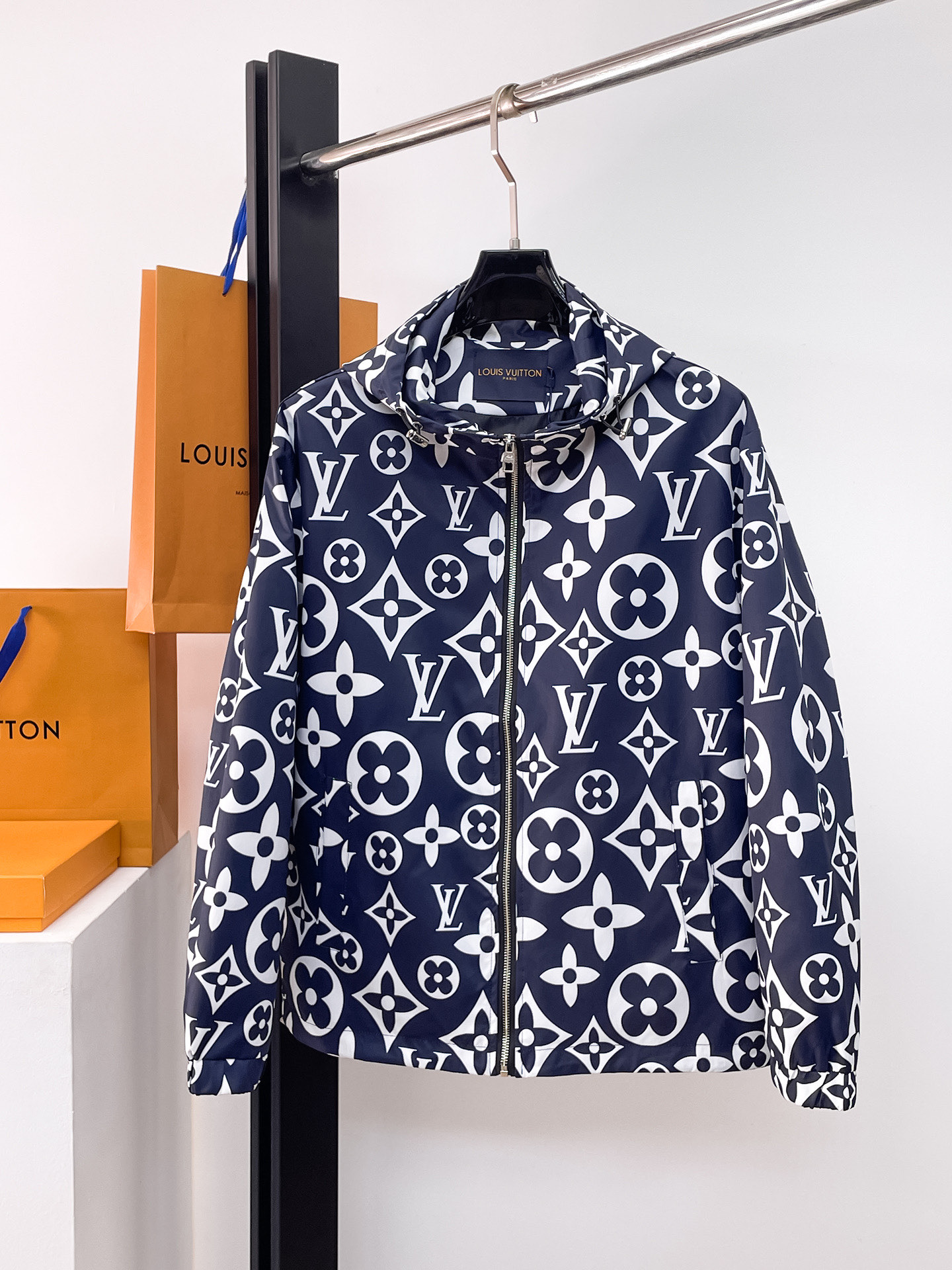 NO:731993,Same style as the LV official website, complete with three labels, on sale in advance. 2025ss new autumn and winter men's jackets, complete with three labels, high-end version of the original order. Custom-made fabrics at the counter. Highly breathable and comfortable, impeccable details, brand element design concept, reflecting high quality. Delicate and soft feel. Casual tailoring, excellent upper body size. Size M～3XL,,, Louis Vuitton,jackets & coats,jackets & coats,19860909LV 官网同款,三标齐全,提前发售 2025ss秋冬新款男士夹克外套,原单三标齐全高端版本 专柜定制面料 透气舒适度高,细节无可挑剔,品牌元素设计理念,体现高品质.手感细腻柔软 呈现休闲裁剪,上身版型超赞 码数M～3XL,,,louis vuitton,jackets & coats,jackets & coats,,Men's clothing