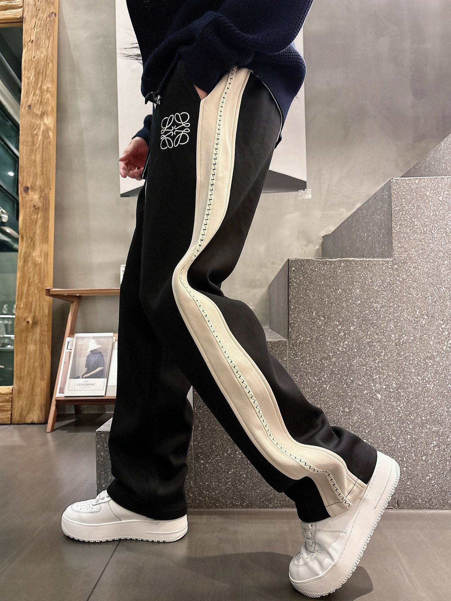 NO:612789,Loewe 2025 new autumn and winter casual pants!  On sale simultaneously on the official website. The brand's classic LOGO casual pants, customized fabrics, excellent comfort, strong touch. Highly recognizable, perfect appearance and craftsmanship. Sizes M-3XL, loewe, alexander wang19860909罗意威 2025秋冬新款休闲裤！官网同步发售.品牌经典LOGO休闲裤 ,定制面料,舒适度极好,手触感强烈.辨识度极高,完美品相工艺. 尺码M-3XL,,loewe,alexander wang,Men's clothing