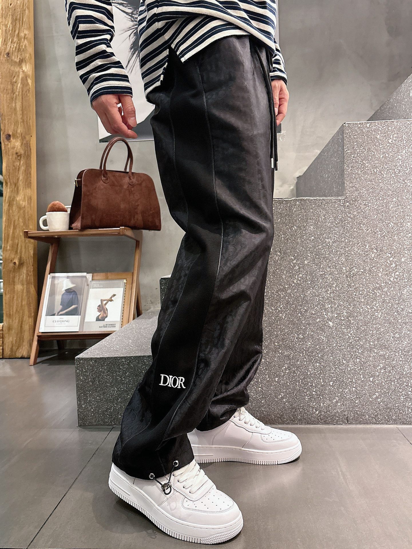 🌾 迪奥 🆕2025秋冬新款休闲裤！官网同步发售。品牌经典LOGO休闲裤 ，定制面料，舒适度极好，手触感