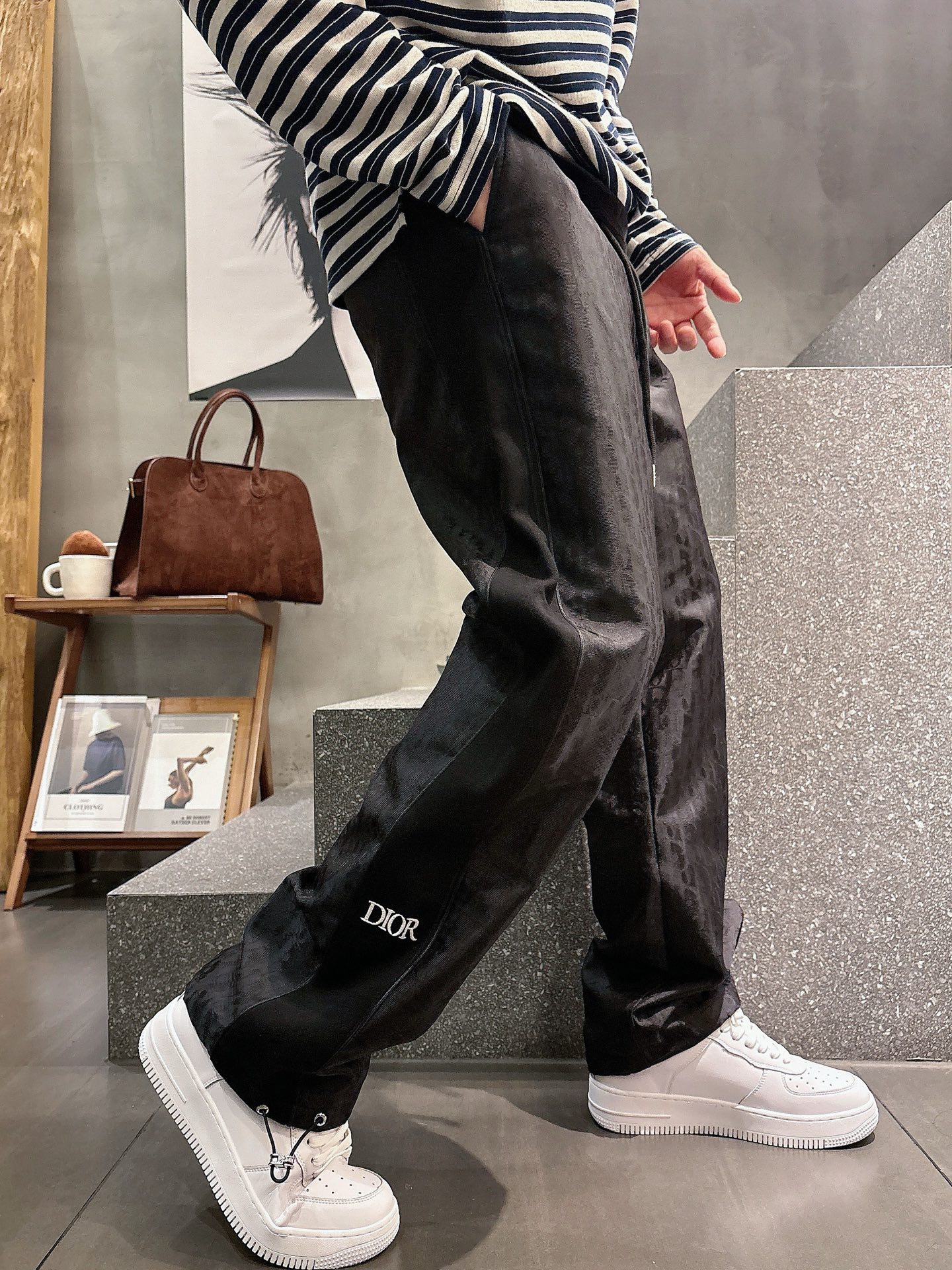 🌾 迪奥 🆕2025秋冬新款休闲裤！官网同步发售。品牌经典LOGO休闲裤 ，定制面料，舒适度极好，手触感