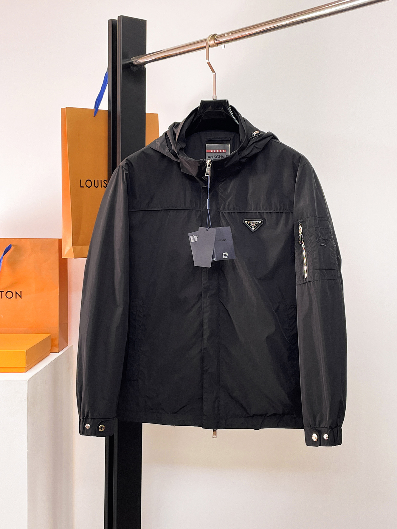 NO:732005,The same model from Prada official website, complete with three labels, on sale in advance. 2025ss new autumn and winter men's jackets, complete with three labels, high-end version of the original order. Custom-made fabrics at the counter. Highly breathable and comfortable, impeccable details, brand element design concept, reflecting high quality. Delicate and soft feel. Casual tailoring, excellent upper body size. M～3XL,, prada,jackets & coats,jackets & coats,19860909普拉达官网同款,三标齐全,提前发售 2025ss秋冬新款男士夹克外套,原单三标齐全高端版本 专柜定制面料 透气舒适度高,细节无可挑剔,品牌元素设计理念,体现高品质.手感细腻柔软 呈现休闲裁剪,上身版型超赞 码数M～3XL,,prada,jackets & coats,jackets & coats,,Men's clothing