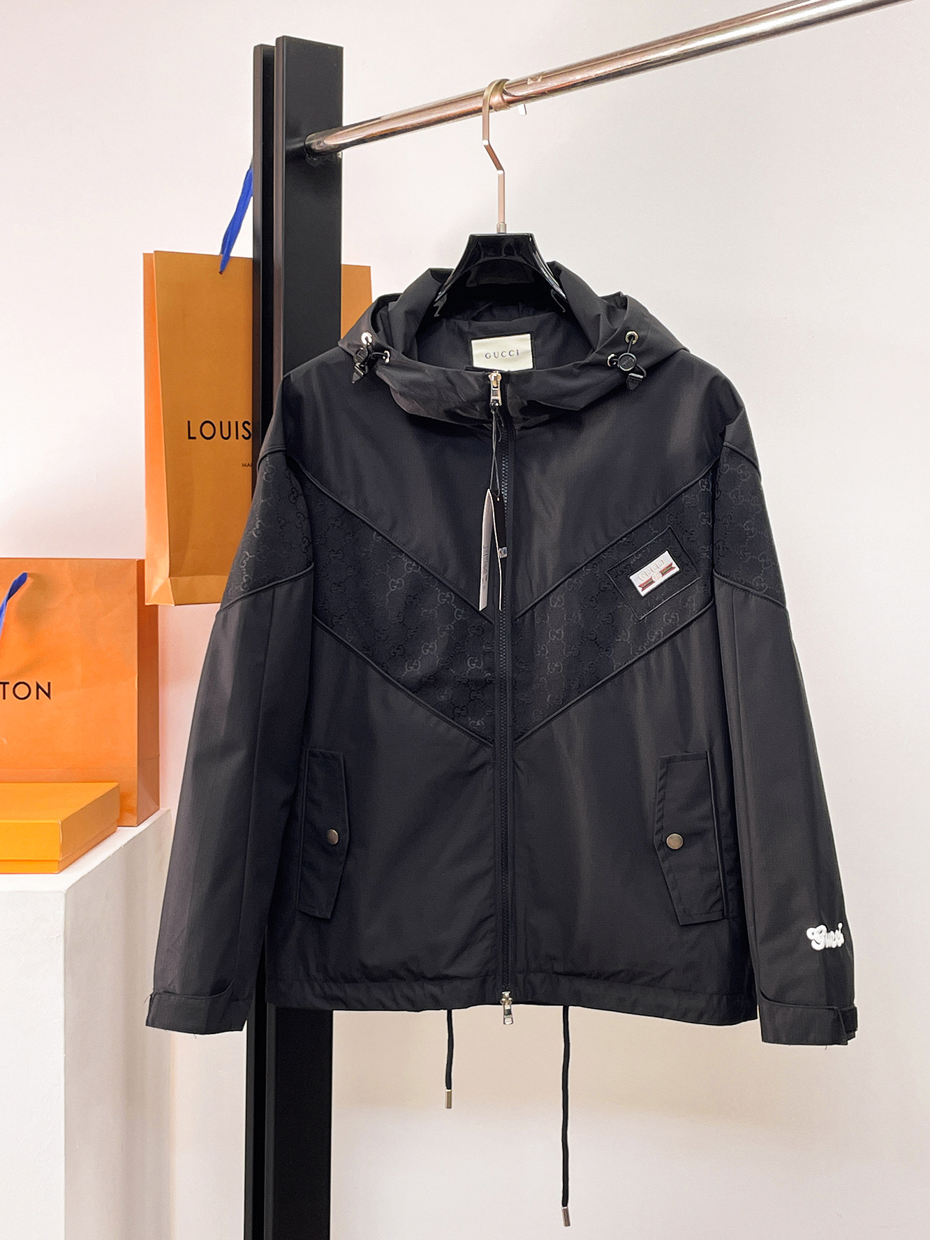 NO:731962,Same style as on the Gucci official website, complete with three labels, on sale in advance. 2025ss new autumn and winter men's jackets, complete with three labels, high-end version of the original order. Custom-made fabrics at the counter. Highly breathable and comfortable, impeccable details, brand element design concept, reflecting high quality. The hand feels delicate and soft. It presents casual tailoring, and the upper body shape is great. Size M～3XL,,jackets & coats,jackets & coats,19860909古奇官网同款,三标齐全,提前发售 2025ss秋冬新款男士夹克外套,原单三标齐全高端版本 专柜定制面料 透气舒适度高,细节无可挑剔,品牌元素设计理念,体现高品质.手感细腻柔软 呈现休闲裁剪,上身版型超赞 码数M～3XL,,jackets & coats,jackets & coats,,Men's clothing