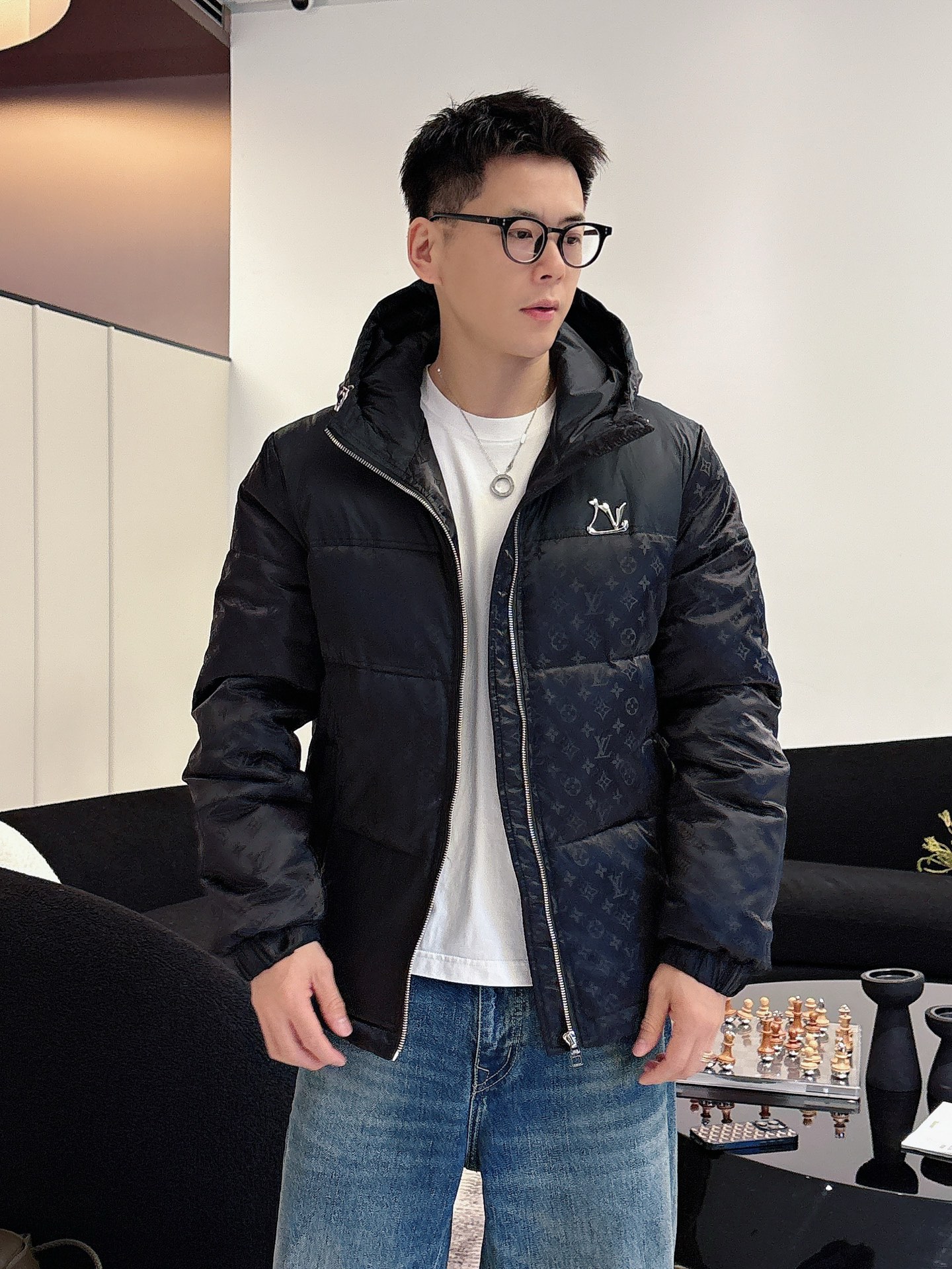 LV 官网款2025秋冬新款羽绒服。这款号称羽绒服届最高端的，全部90绒的三标齐全带着经典的Logo组合