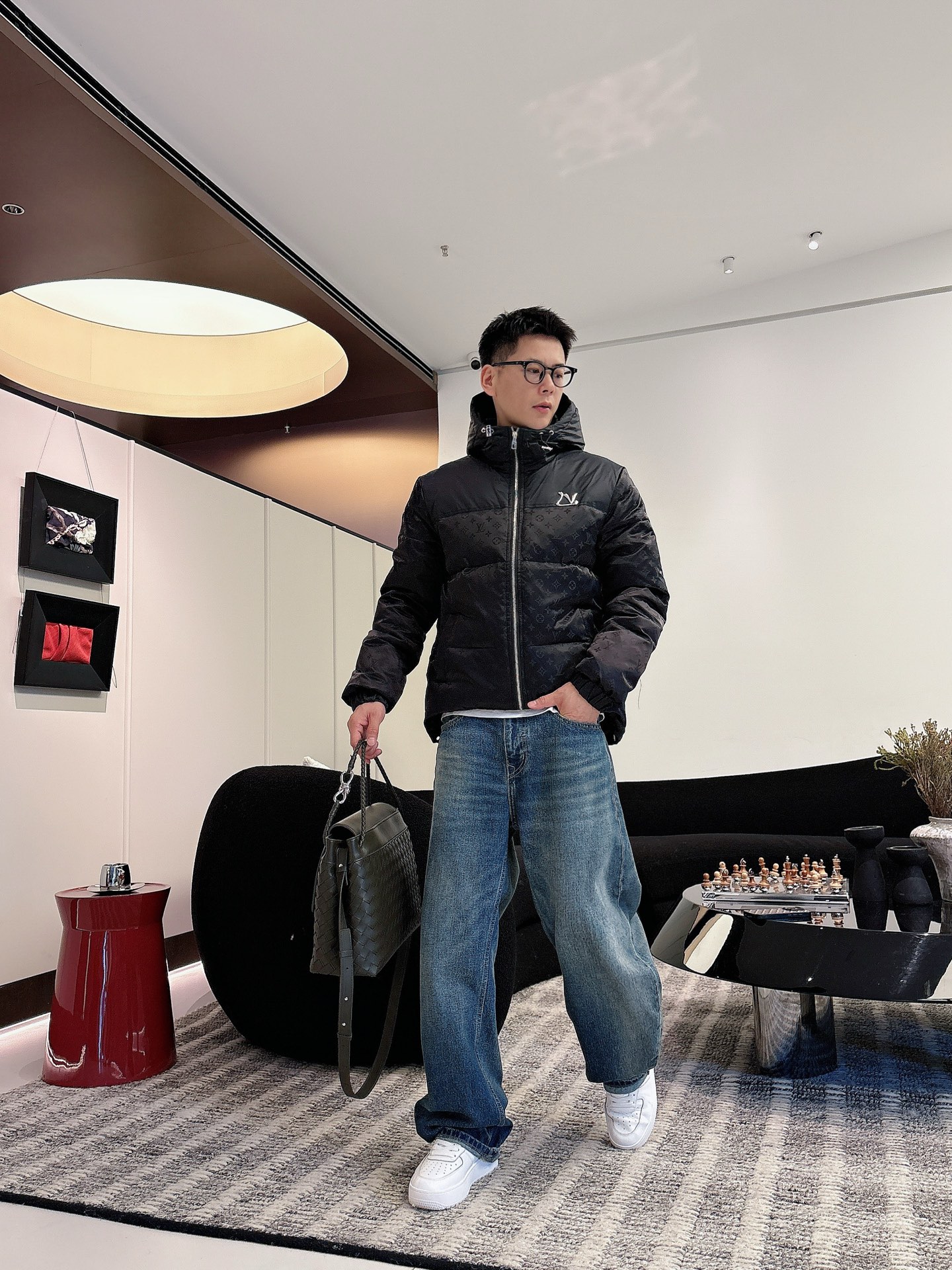 LV 官网款2025秋冬新款羽绒服。这款号称羽绒服届最高端的，全部90绒的三标齐全带着经典的Logo组合