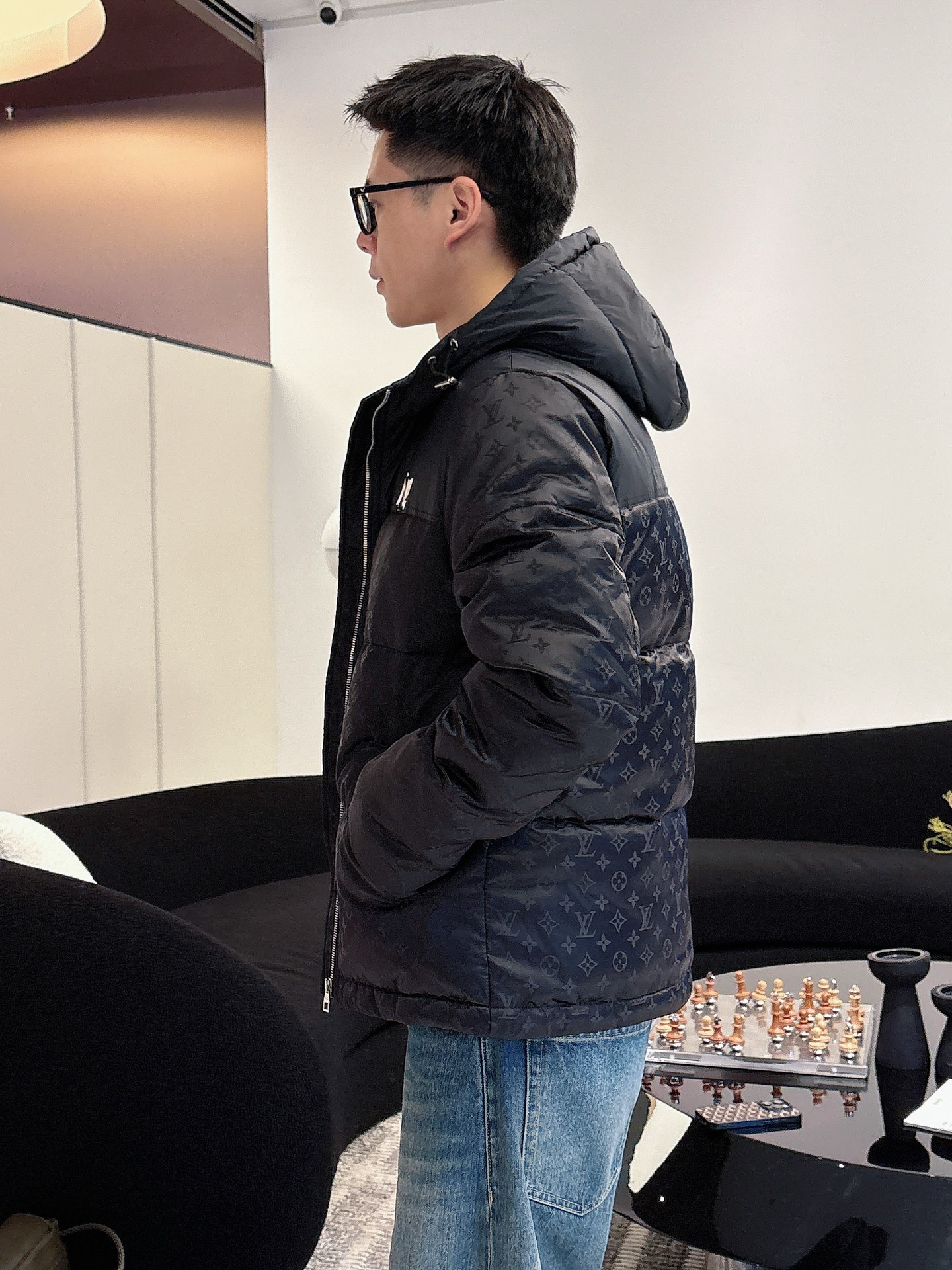 LV 官网款2025秋冬新款羽绒服。这款号称羽绒服届最高端的，全部90绒的三标齐全带着经典的Logo组合