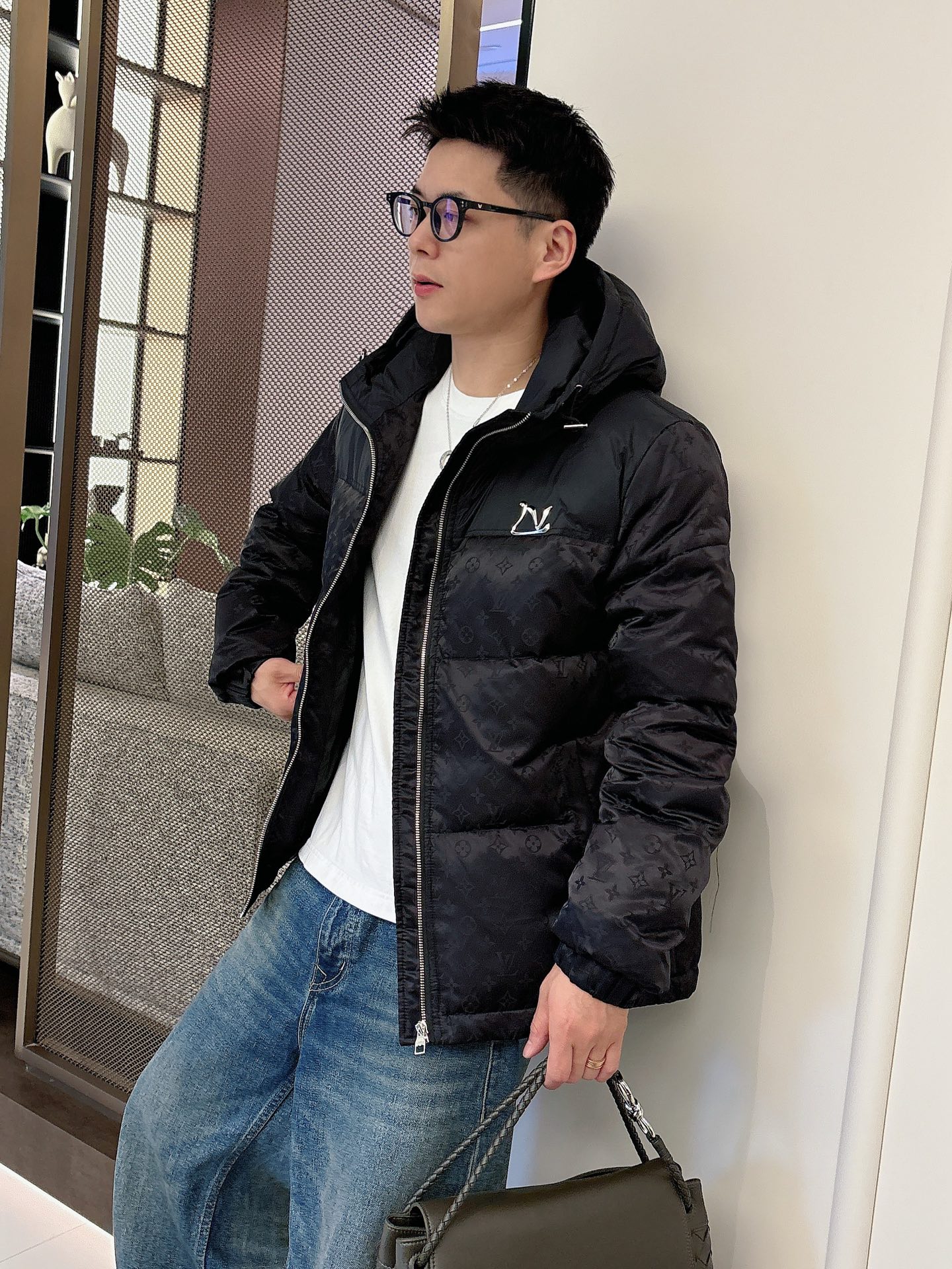 LV 官网款2025秋冬新款羽绒服。这款号称羽绒服届最高端的，全部90绒的三标齐全带着经典的Logo组合