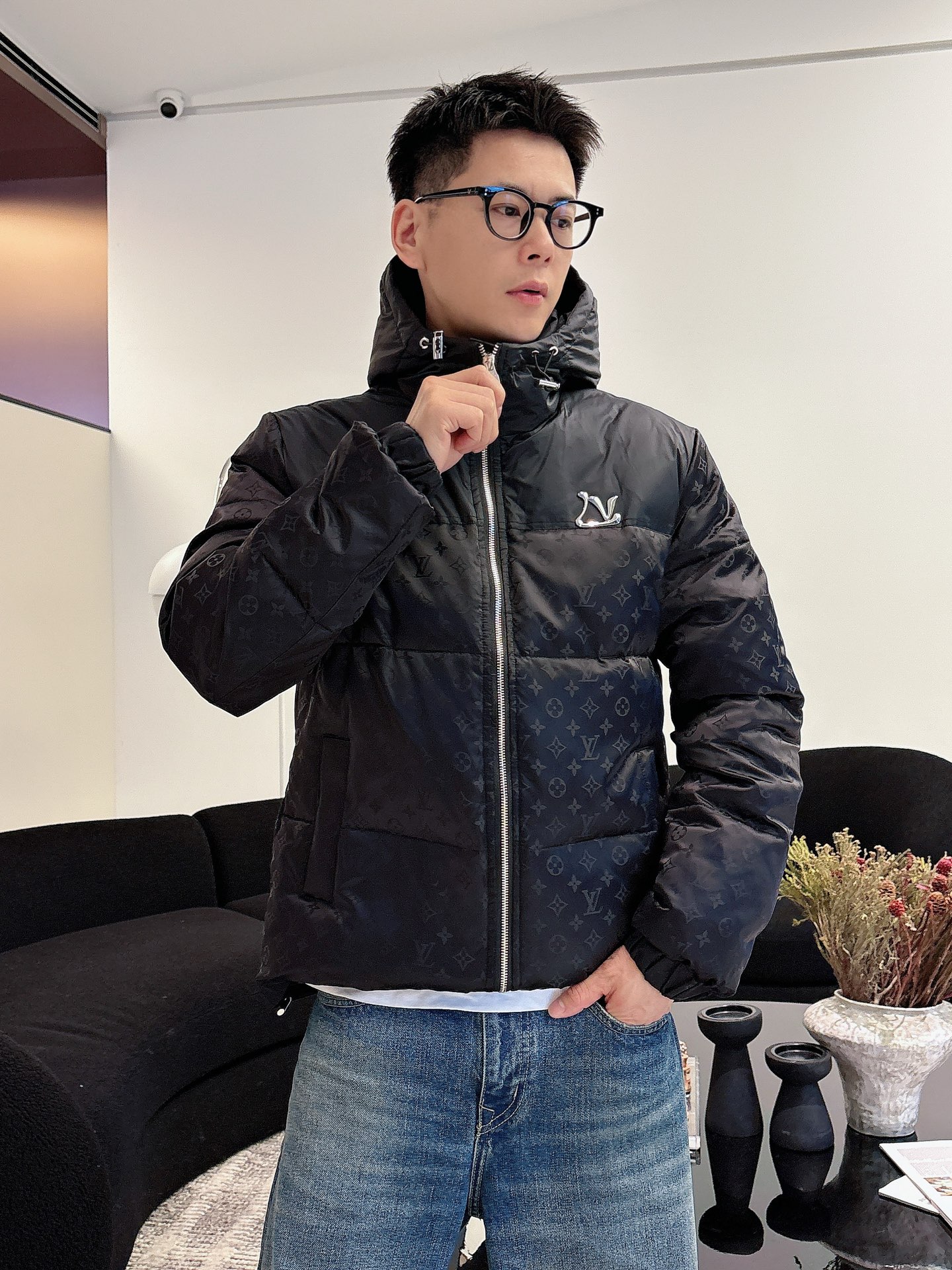 LV 官网款2025秋冬新款羽绒服。这款号称羽绒服届最高端的，全部90绒的三标齐全带着经典的Logo组合