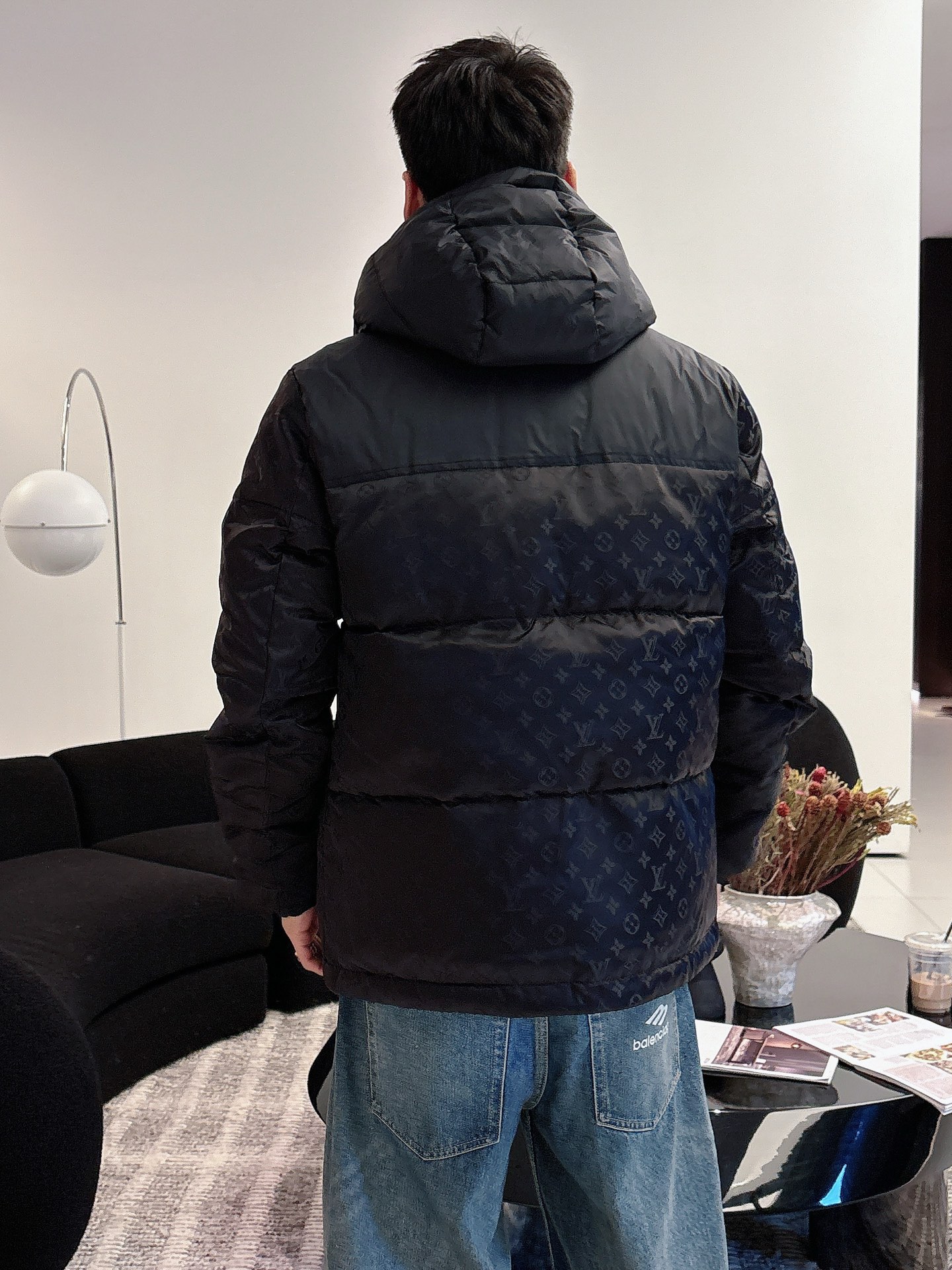 LV 官网款2025秋冬新款羽绒服。这款号称羽绒服届最高端的，全部90绒的三标齐全带着经典的Logo组合