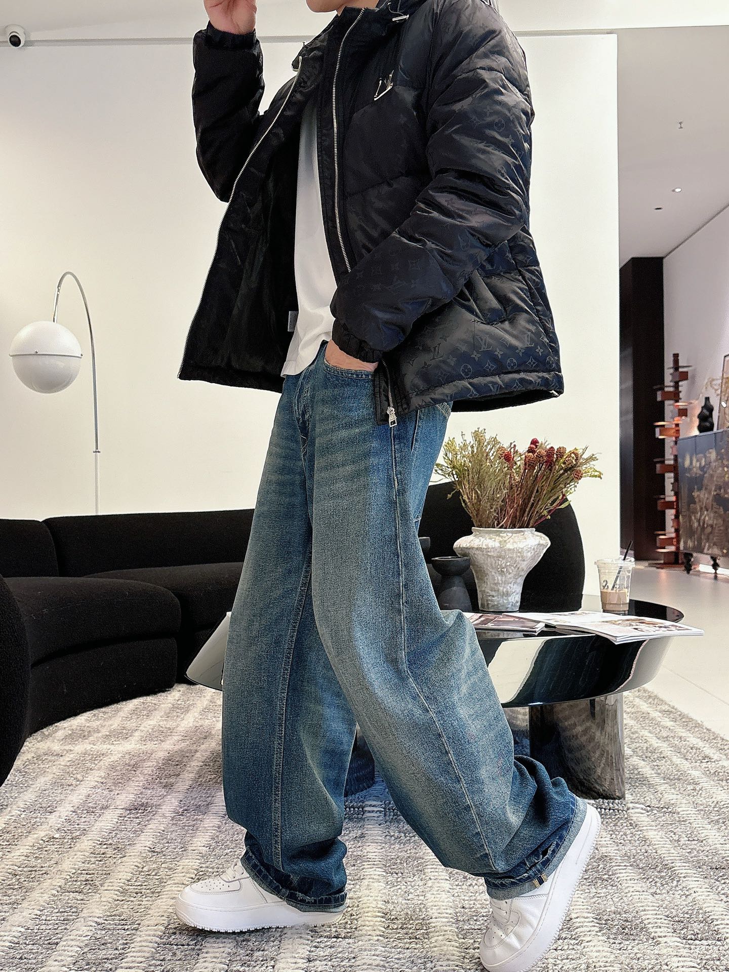 LV 官网款2025秋冬新款羽绒服。这款号称羽绒服届最高端的，全部90绒的三标齐全带着经典的Logo组合