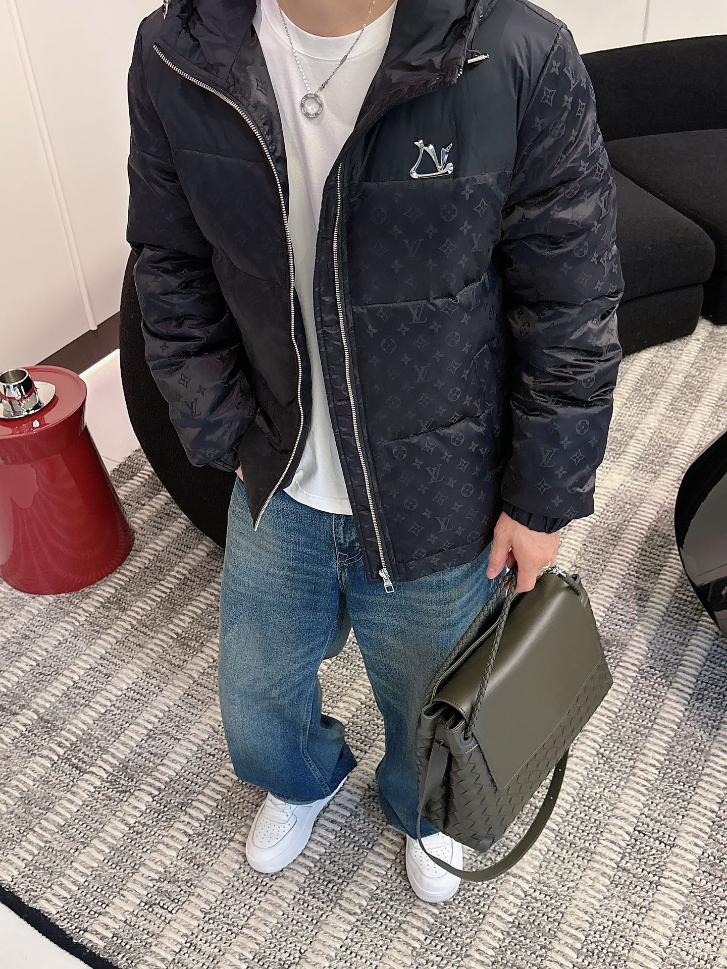 LV 官网款2025秋冬新款羽绒服。这款号称羽绒服届最高端的，全部90绒的三标齐全带着经典的Logo组合