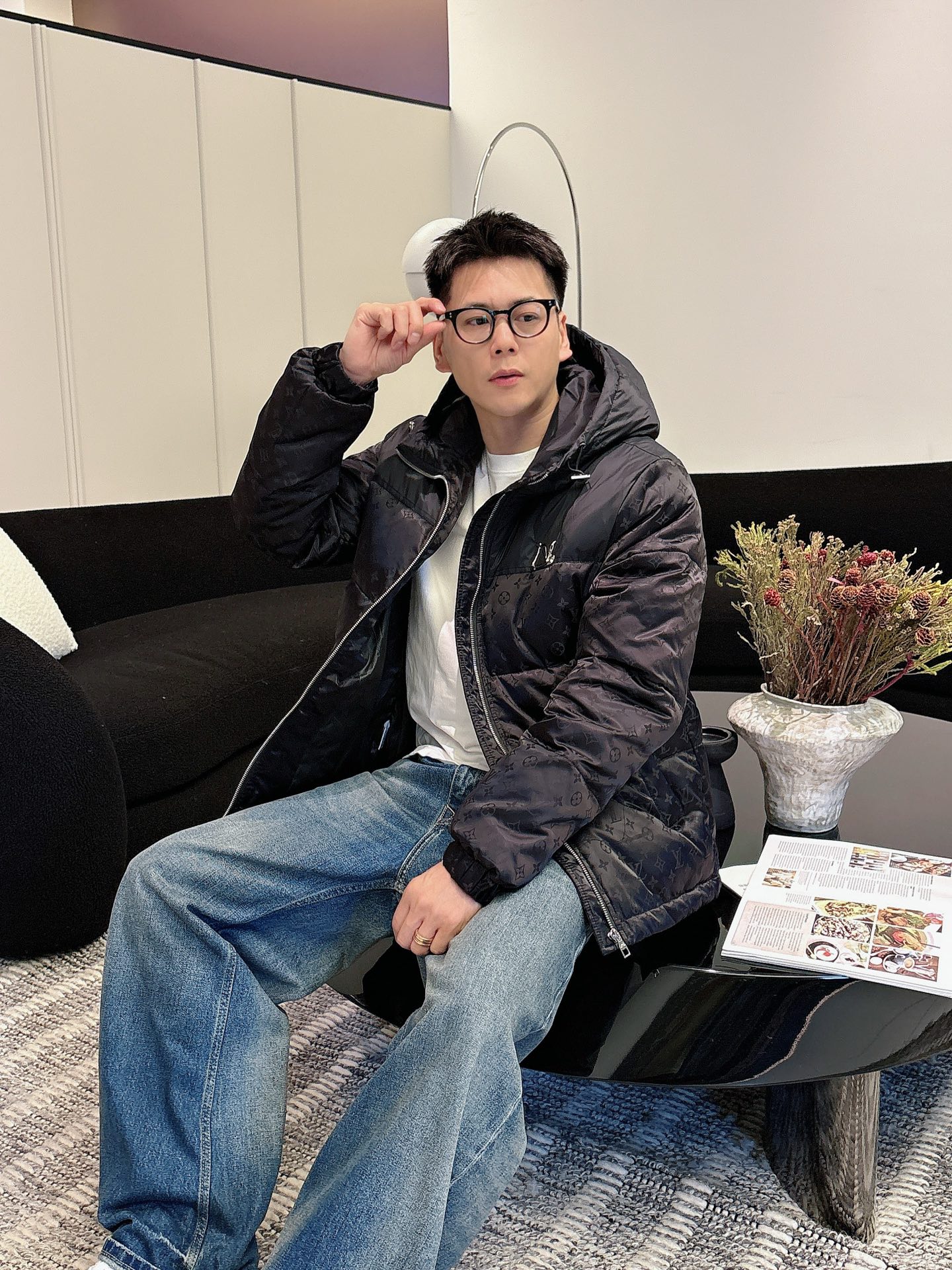 LV 官网款2025秋冬新款羽绒服。这款号称羽绒服届最高端的，全部90绒的三标齐全带着经典的Logo组合