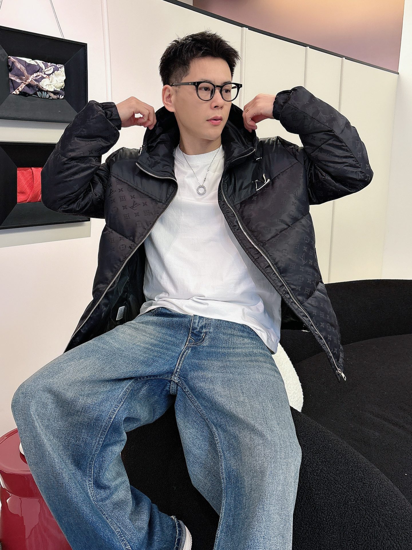 LV 官网款2025秋冬新款羽绒服。这款号称羽绒服届最高端的，全部90绒的三标齐全带着经典的Logo组合