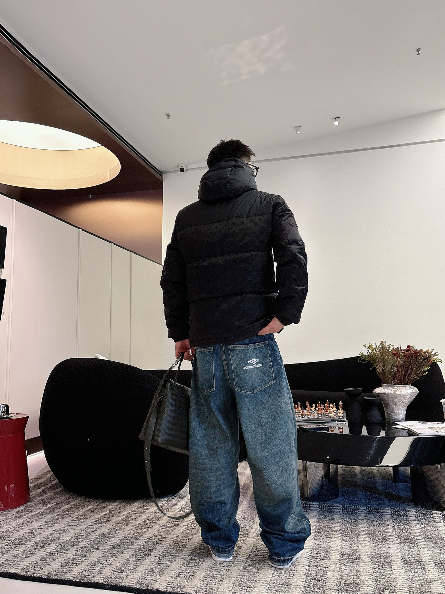 LV 官网款2025秋冬新款羽绒服。这款号称羽绒服届最高端的，全部90绒的三标齐全带着经典的Logo组合