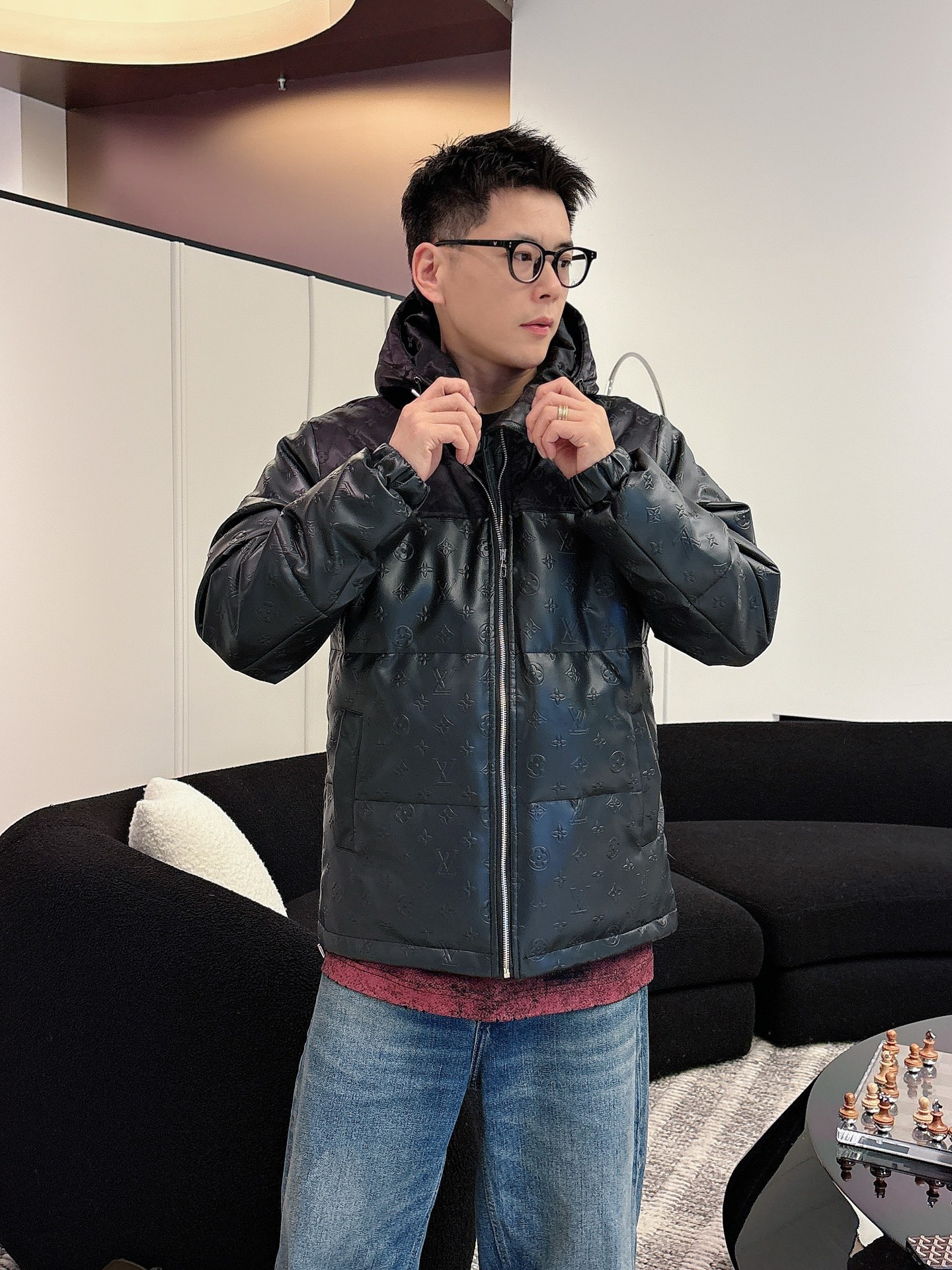 LV 官网款2025秋冬新款羽绒服。这款号称羽绒服届最高端的，全部90绒的三标齐全带着经典的Logo组合