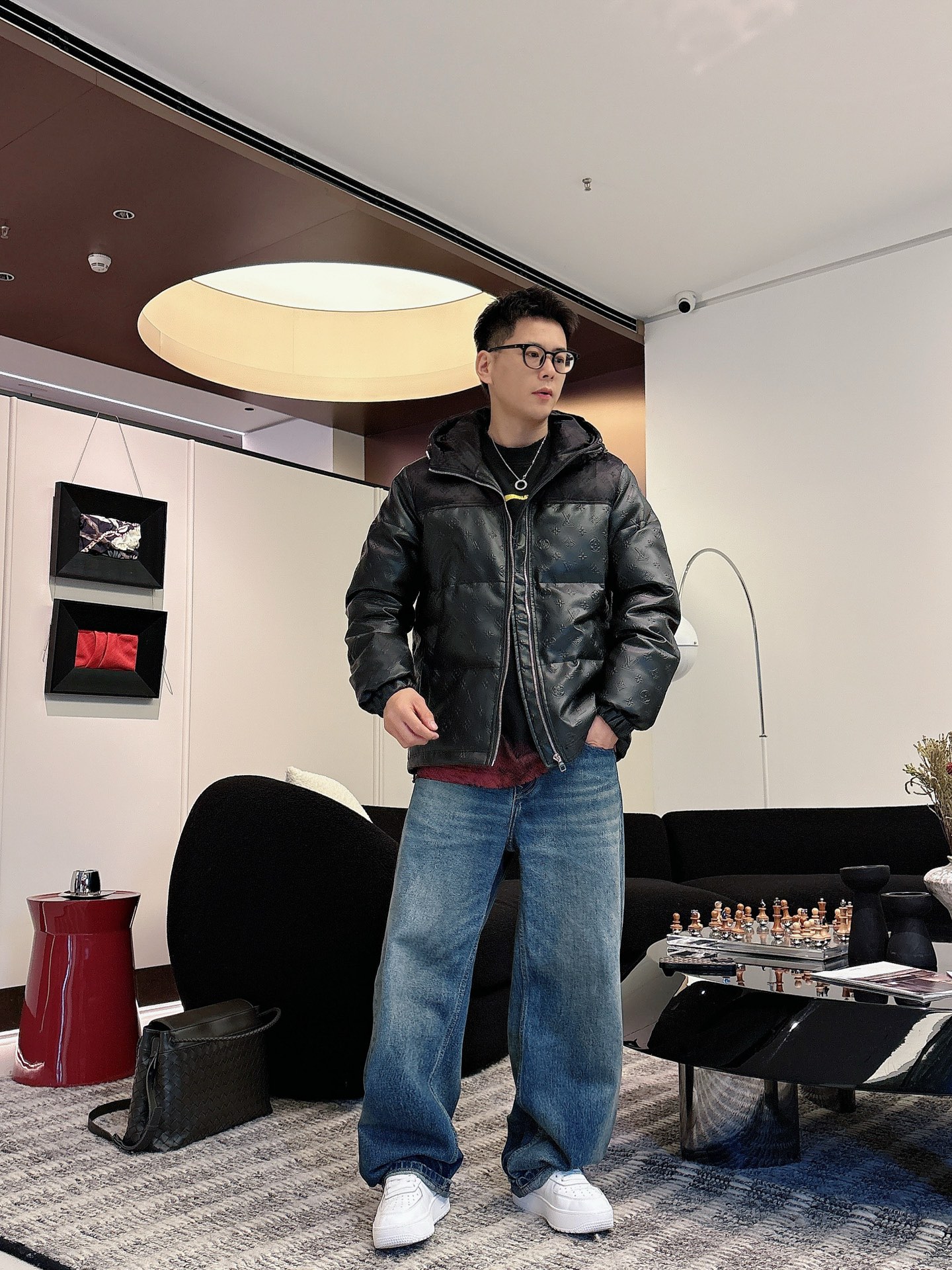 LV 官网款2025秋冬新款羽绒服。这款号称羽绒服届最高端的，全部90绒的三标齐全带着经典的Logo组合