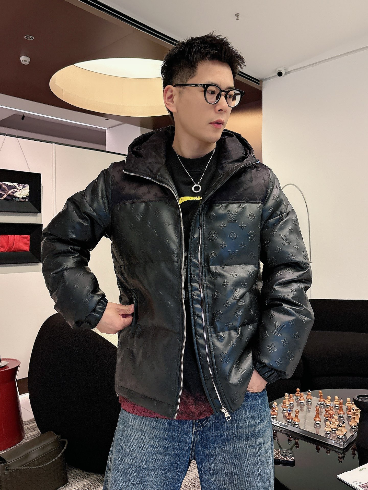 LV 官网款2025秋冬新款羽绒服。这款号称羽绒服届最高端的，全部90绒的三标齐全带着经典的Logo组合