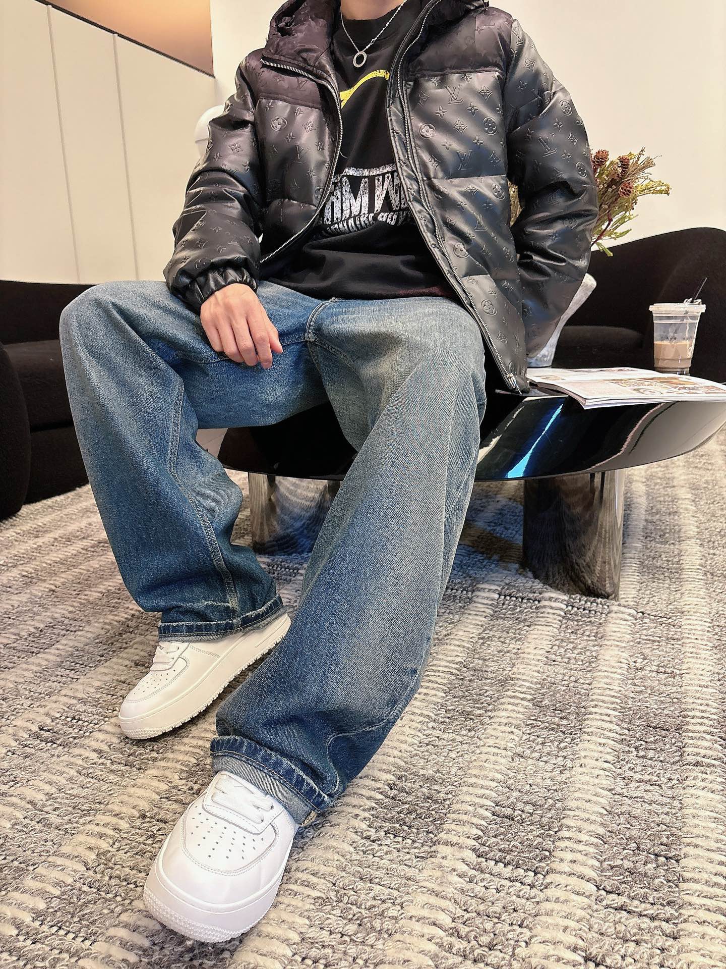 LV 官网款2025秋冬新款羽绒服。这款号称羽绒服届最高端的，全部90绒的三标齐全带着经典的Logo组合