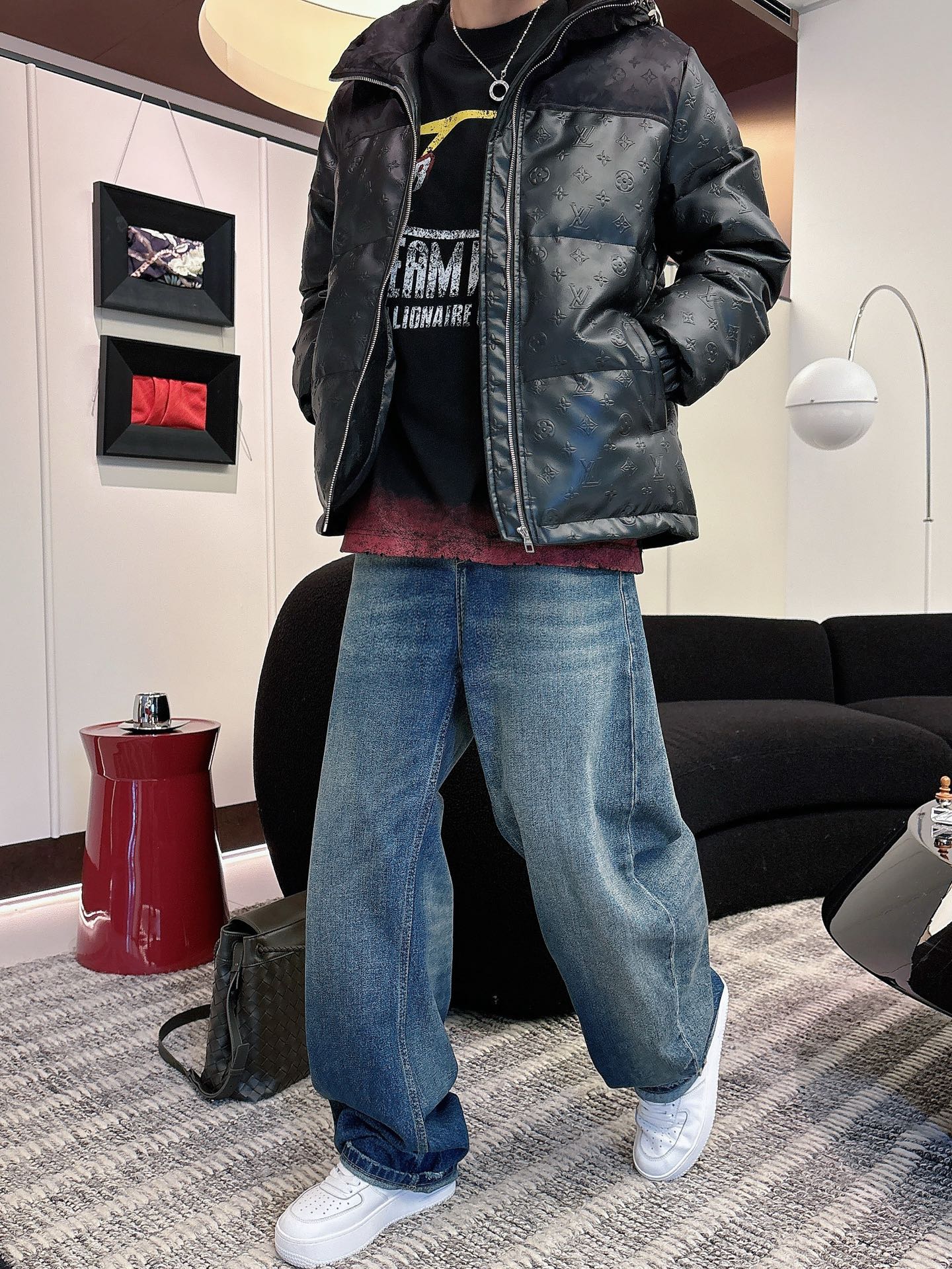 LV 官网款2025秋冬新款羽绒服。这款号称羽绒服届最高端的，全部90绒的三标齐全带着经典的Logo组合