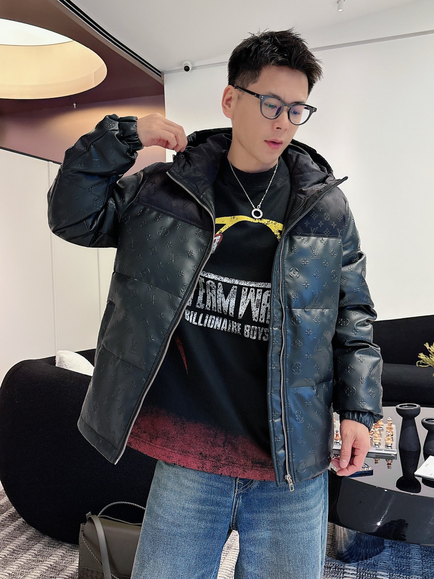 LV 官网款2025秋冬新款羽绒服。这款号称羽绒服届最高端的，全部90绒的三标齐全带着经典的Logo组合