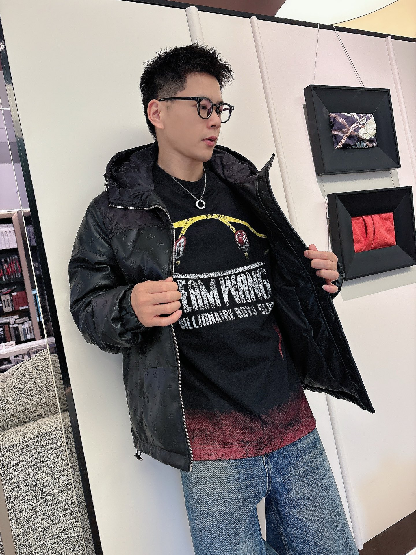 LV 官网款2025秋冬新款羽绒服。这款号称羽绒服届最高端的，全部90绒的三标齐全带着经典的Logo组合