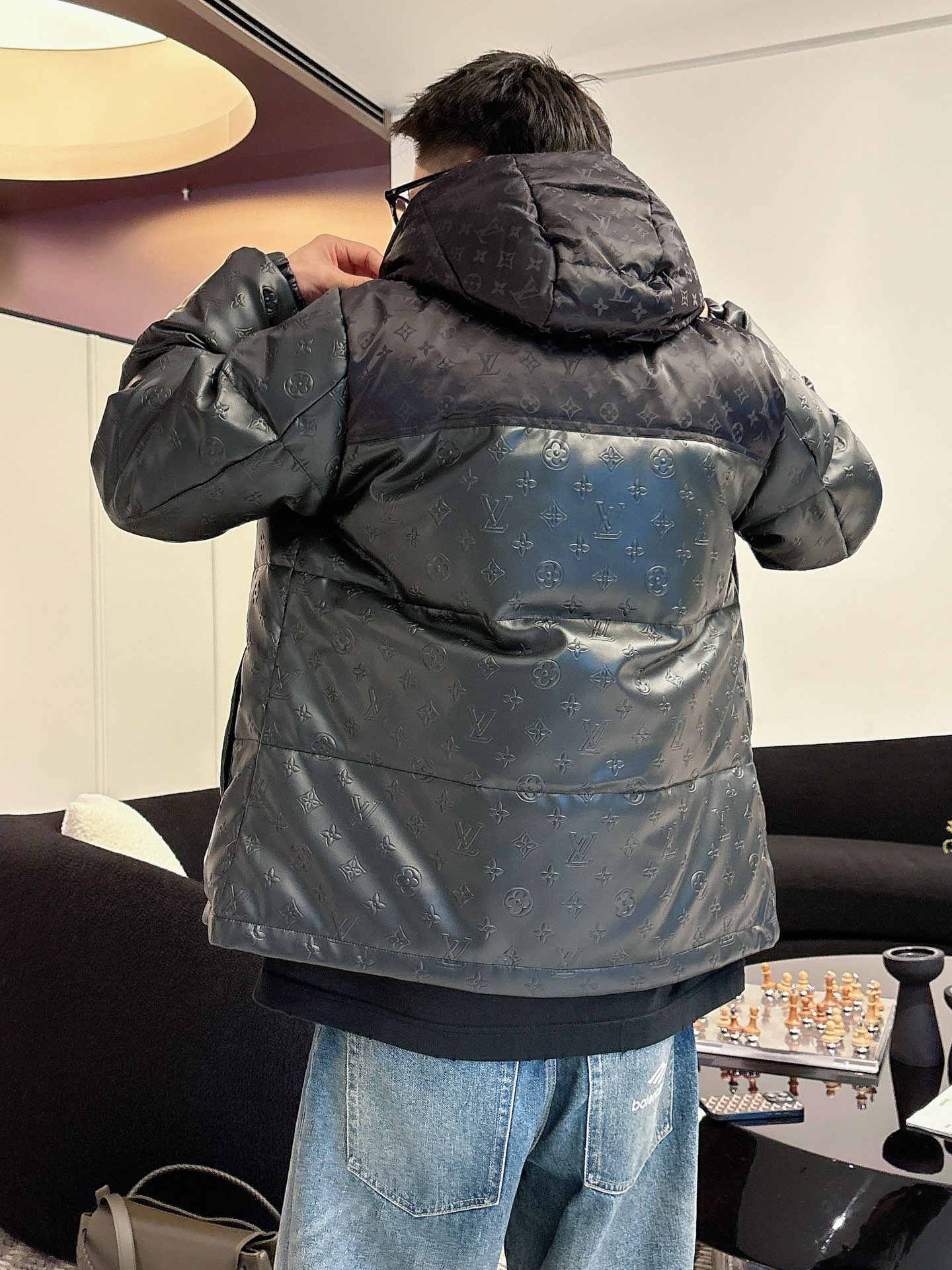 LV 官网款2025秋冬新款羽绒服。这款号称羽绒服届最高端的，全部90绒的三标齐全带着经典的Logo组合