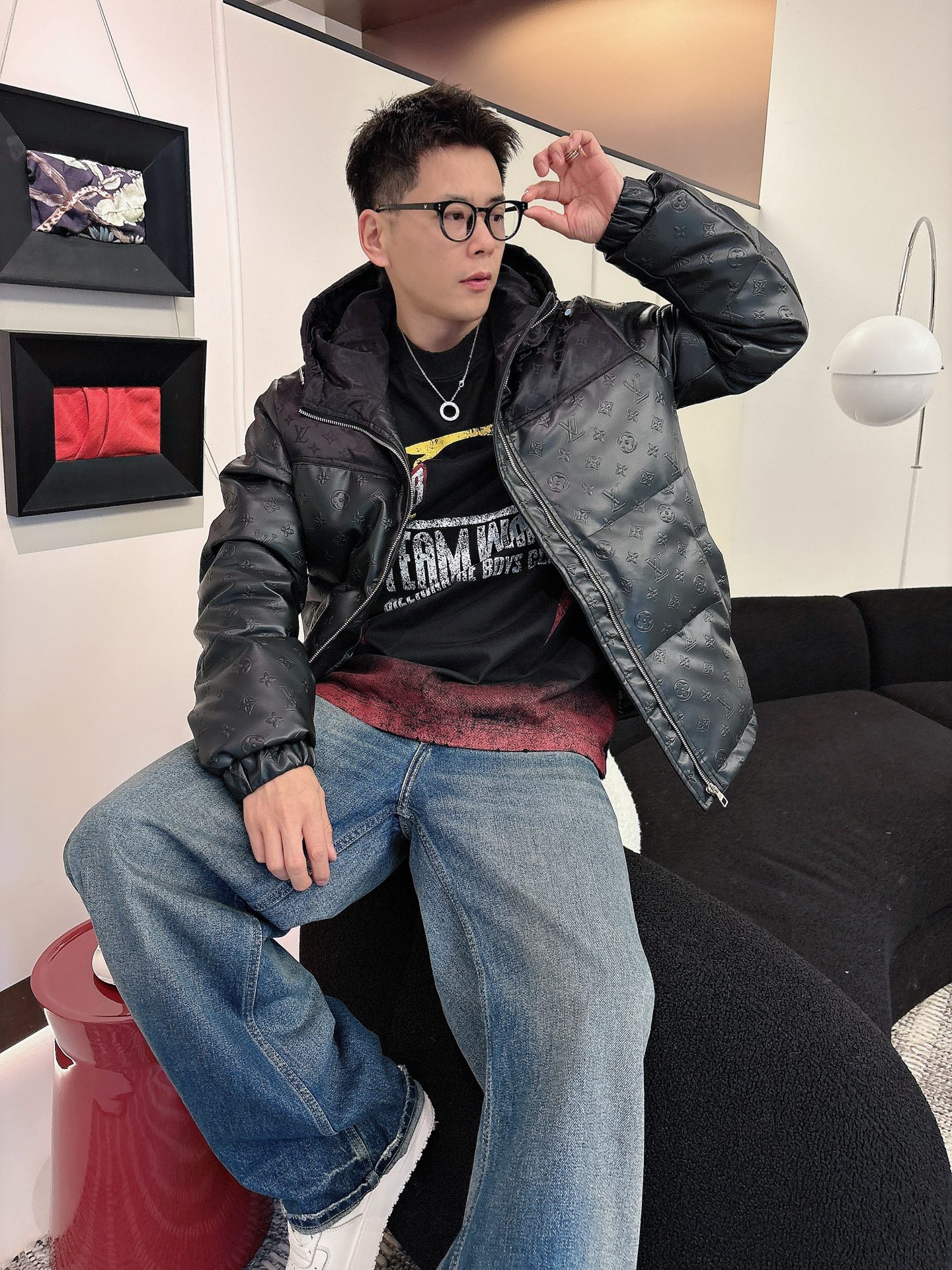 LV 官网款2025秋冬新款羽绒服。这款号称羽绒服届最高端的，全部90绒的三标齐全带着经典的Logo组合