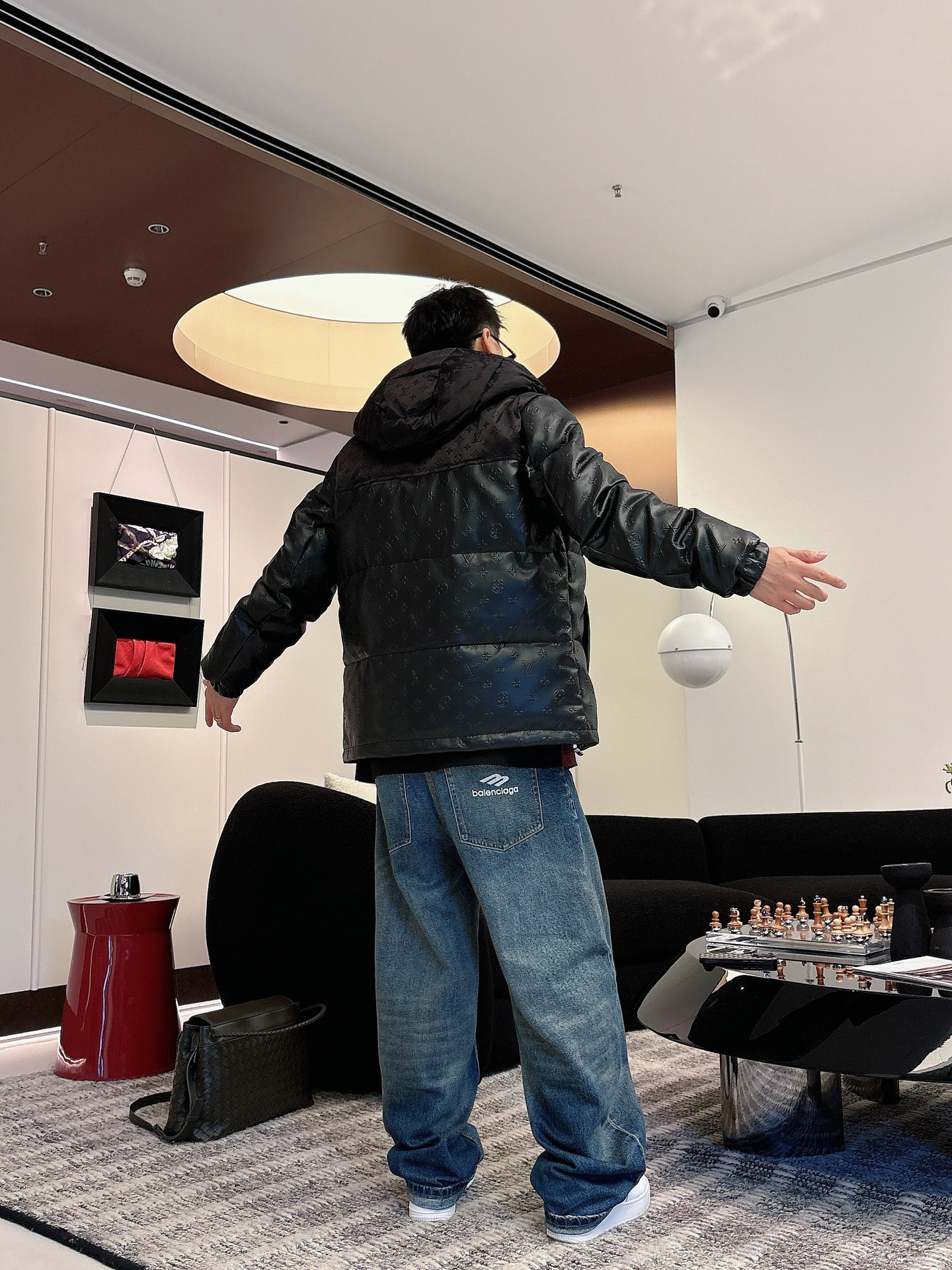 LV 官网款2025秋冬新款羽绒服。这款号称羽绒服届最高端的，全部90绒的三标齐全带着经典的Logo组合