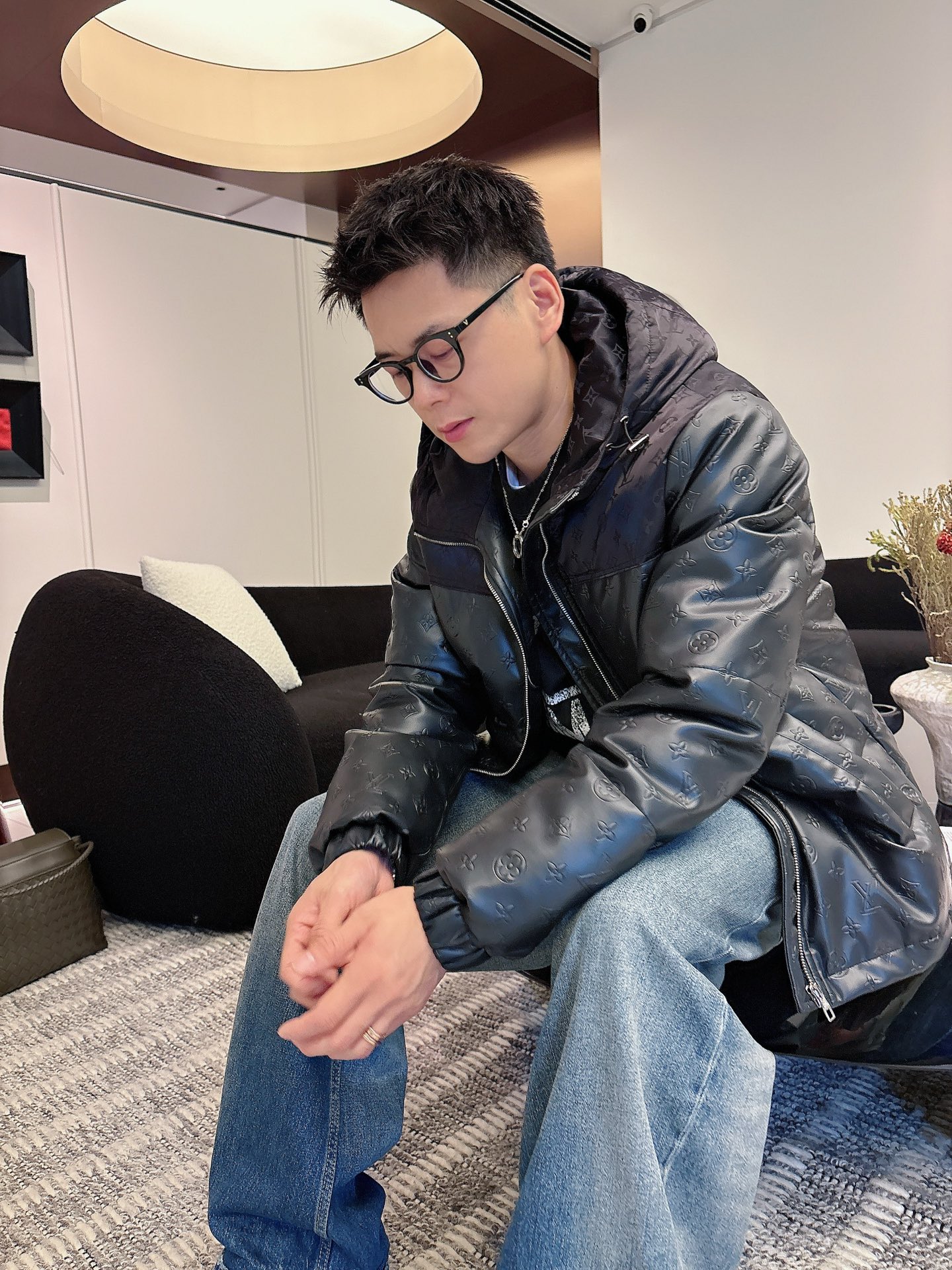 LV 官网款2025秋冬新款羽绒服。这款号称羽绒服届最高端的，全部90绒的三标齐全带着经典的Logo组合