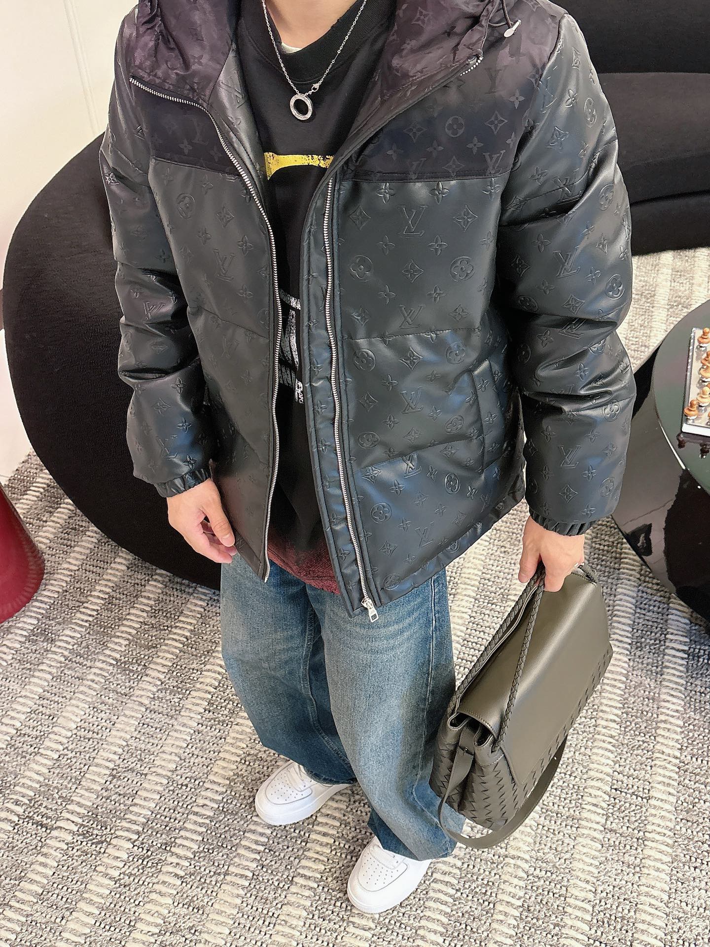LV 官网款2025秋冬新款羽绒服。这款号称羽绒服届最高端的，全部90绒的三标齐全带着经典的Logo组合