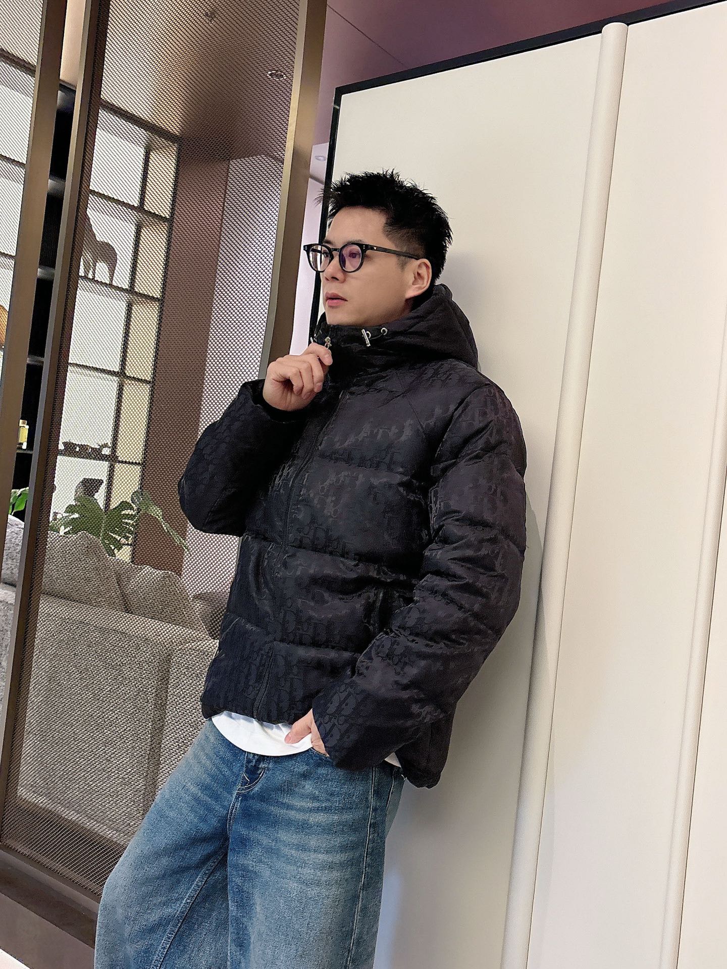 迪奥 官网款2025秋冬新款羽绒服。这款号称羽绒服届最高端的，全部90绒的三标齐全带着经典的Logo组合