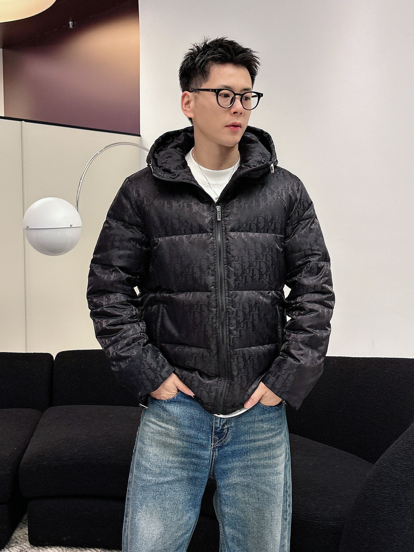 迪奥 官网款2025秋冬新款羽绒服。这款号称羽绒服届最高端的，全部90绒的三标齐全带着经典的Logo组合