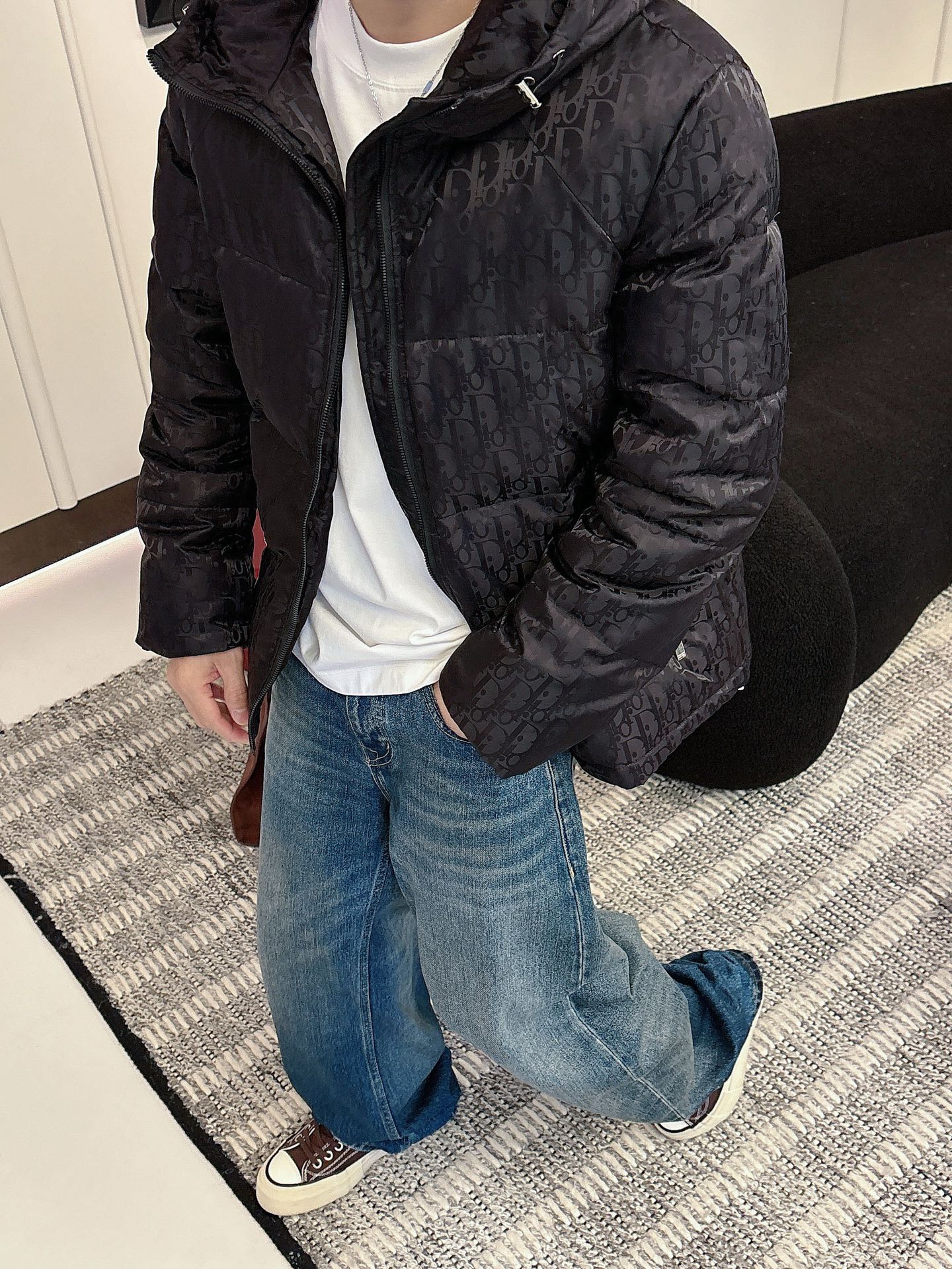 迪奥 官网款2025秋冬新款羽绒服。这款号称羽绒服届最高端的，全部90绒的三标齐全带着经典的Logo组合