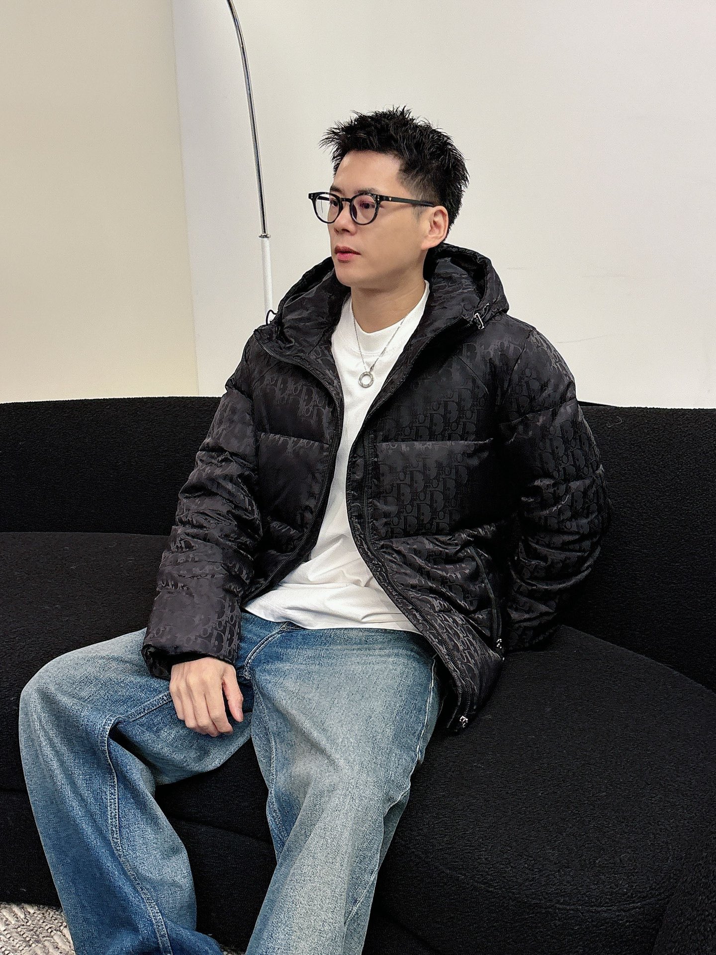 迪奥 官网款2025秋冬新款羽绒服。这款号称羽绒服届最高端的，全部90绒的三标齐全带着经典的Logo组合