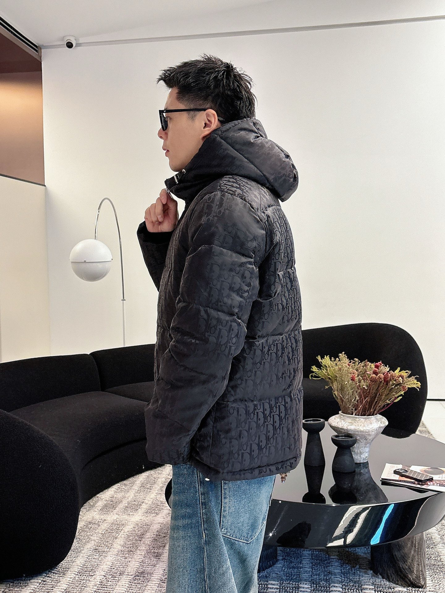 迪奥 官网款2025秋冬新款羽绒服。这款号称羽绒服届最高端的，全部90绒的三标齐全带着经典的Logo组合