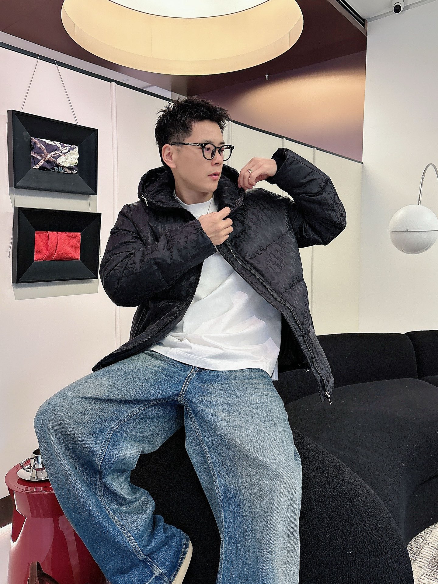 迪奥 官网款2025秋冬新款羽绒服。这款号称羽绒服届最高端的，全部90绒的三标齐全带着经典的Logo组合