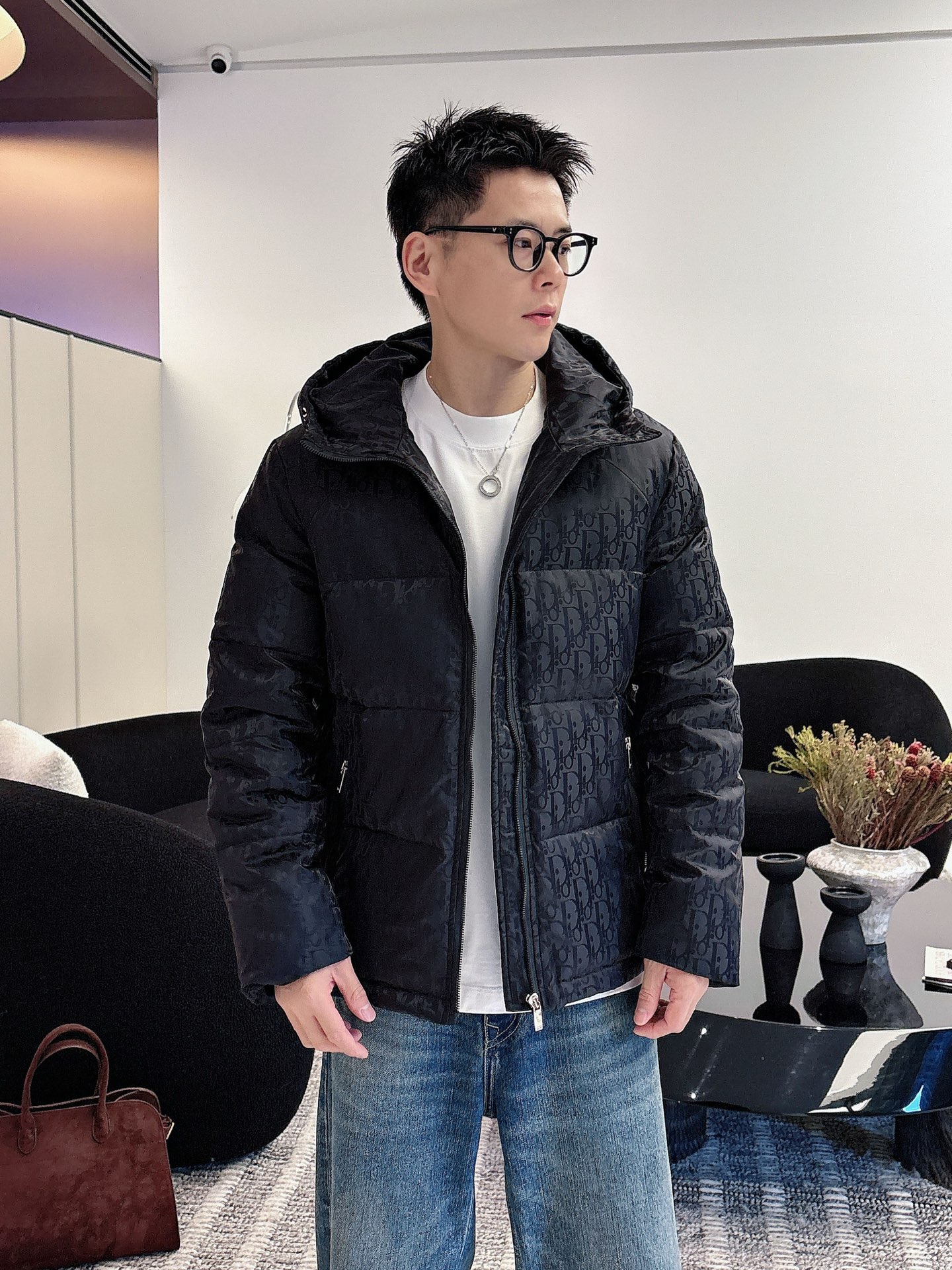 迪奥 官网款2025秋冬新款羽绒服。这款号称羽绒服届最高端的，全部90绒的三标齐全带着经典的Logo组合