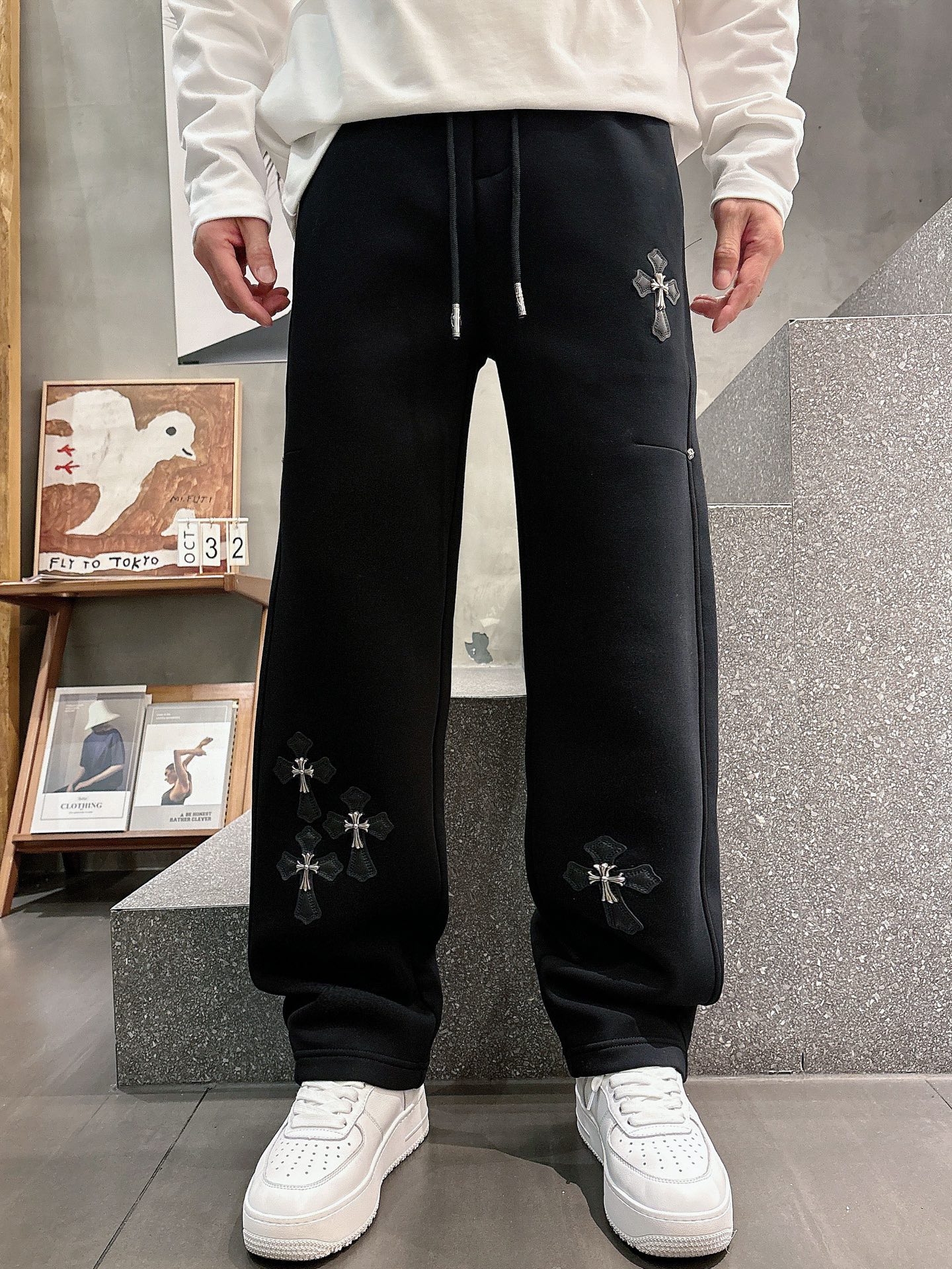 NO:612758,Croxin 2025 new autumn and winter casual pants!  On sale simultaneously on the official website. Brand classic LOGO casual pants, customized fabrics, extremely comfortable, strong touch. Highly recognizable, perfect appearance and craftsmanship. Sizes M-3XL, chrome hearts, alexander wang19860909克罗心 2025秋冬新款休闲裤！官网同步发售.品牌经典LOGO休闲裤 ,定制面料,舒适度极好,手触感强烈.辨识度极高,完美品相工艺. 尺码M-3XL,,chrome hearts,alexander wang,Men's clothing