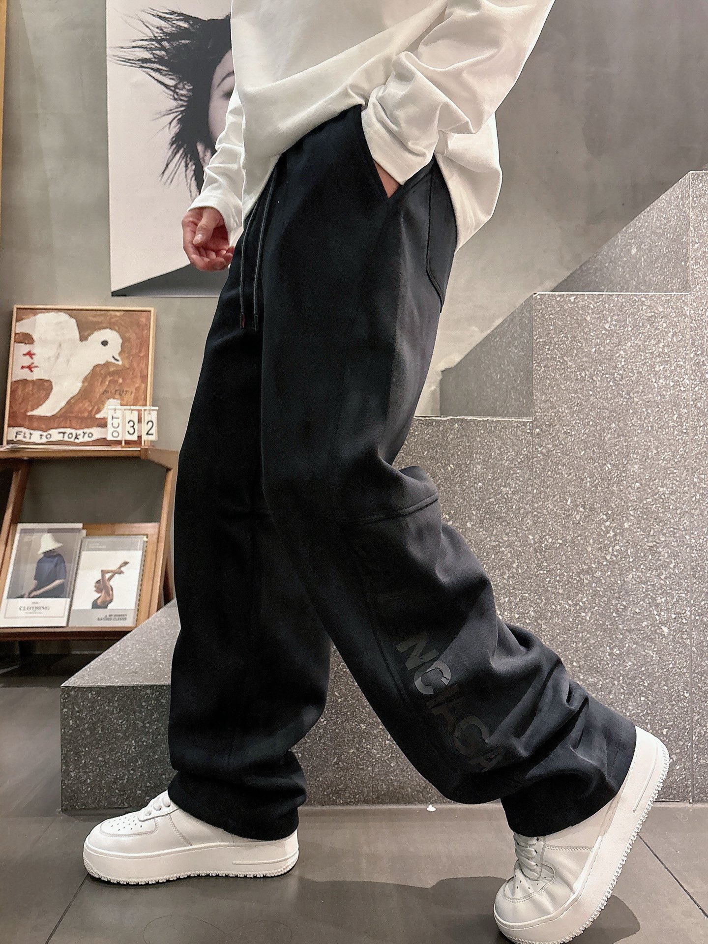 NO:612765,Balenciaga 2025 new autumn and winter casual pants!  On sale simultaneously on the official website. Brand classic LOGO casual pants, customized fabrics, excellent comfort, strong touch. Highly recognizable, perfect appearance and craftsmanship. Sizes M-3XL, balenciaga, alexander wang19860909巴黎世家 2025秋冬新款休闲裤！官网同步发售.品牌经典LOGO休闲裤 ,定制面料,舒适度极好,手触感强烈.辨识度极高,完美品相工艺. 尺码M-3XL,,balenciaga,alexander wang,Men's clothing