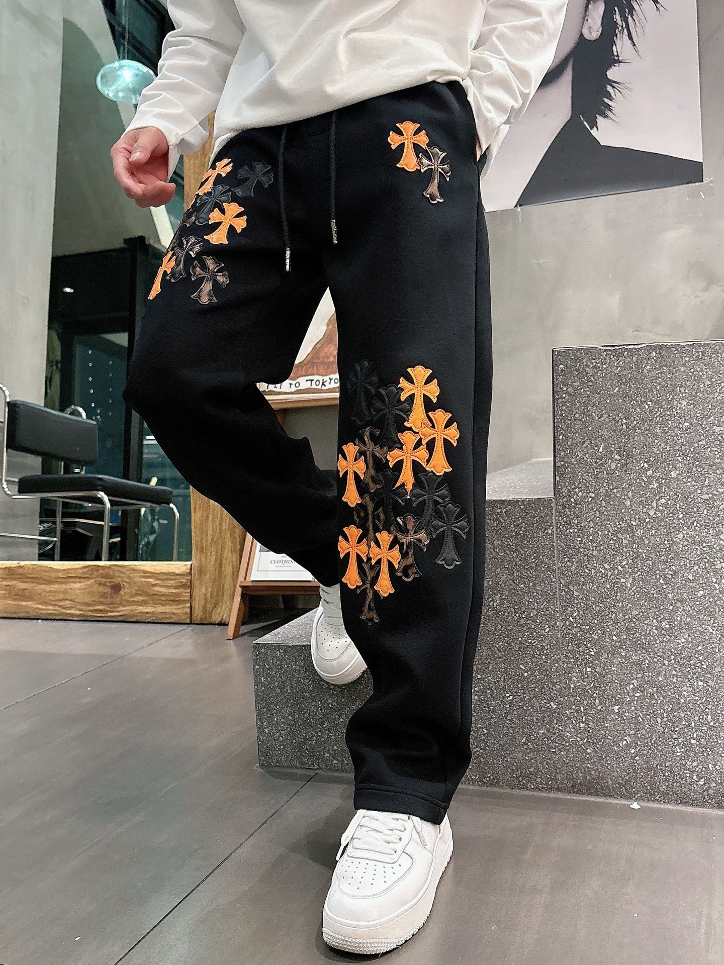 NO:686010,Croxin 2025 new autumn and winter casual pants!  On sale simultaneously on the official website. Brand classic LOGO casual pants, customized fabrics, extremely comfortable, strong touch. Highly recognizable, perfect appearance and craftsmanship. Sizes M-3XL,, chrome hearts,19860909克罗心 2025秋冬新款休闲裤！官网同步发售.品牌经典LOGO休闲裤 ,定制面料,舒适度极好,手触感强烈.辨识度极高,完美品相工艺. 尺码M-3XL,,chrome hearts,,Men's clothing