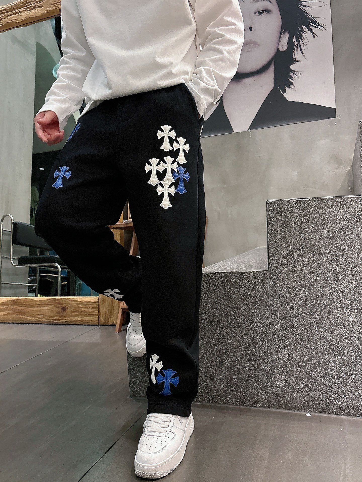 NO:612770,Croxin 2025 new autumn and winter casual pants!  On sale simultaneously on the official website. Brand classic LOGO casual pants, customized fabrics, extremely comfortable, strong touch. Highly recognizable, perfect appearance and craftsmanship. Sizes M-3XL, chrome hearts, alexander wang19860909克罗心 2025秋冬新款休闲裤！官网同步发售.品牌经典LOGO休闲裤 ,定制面料,舒适度极好,手触感强烈.辨识度极高,完美品相工艺. 尺码M-3XL,,chrome hearts,alexander wang,Men's clothing