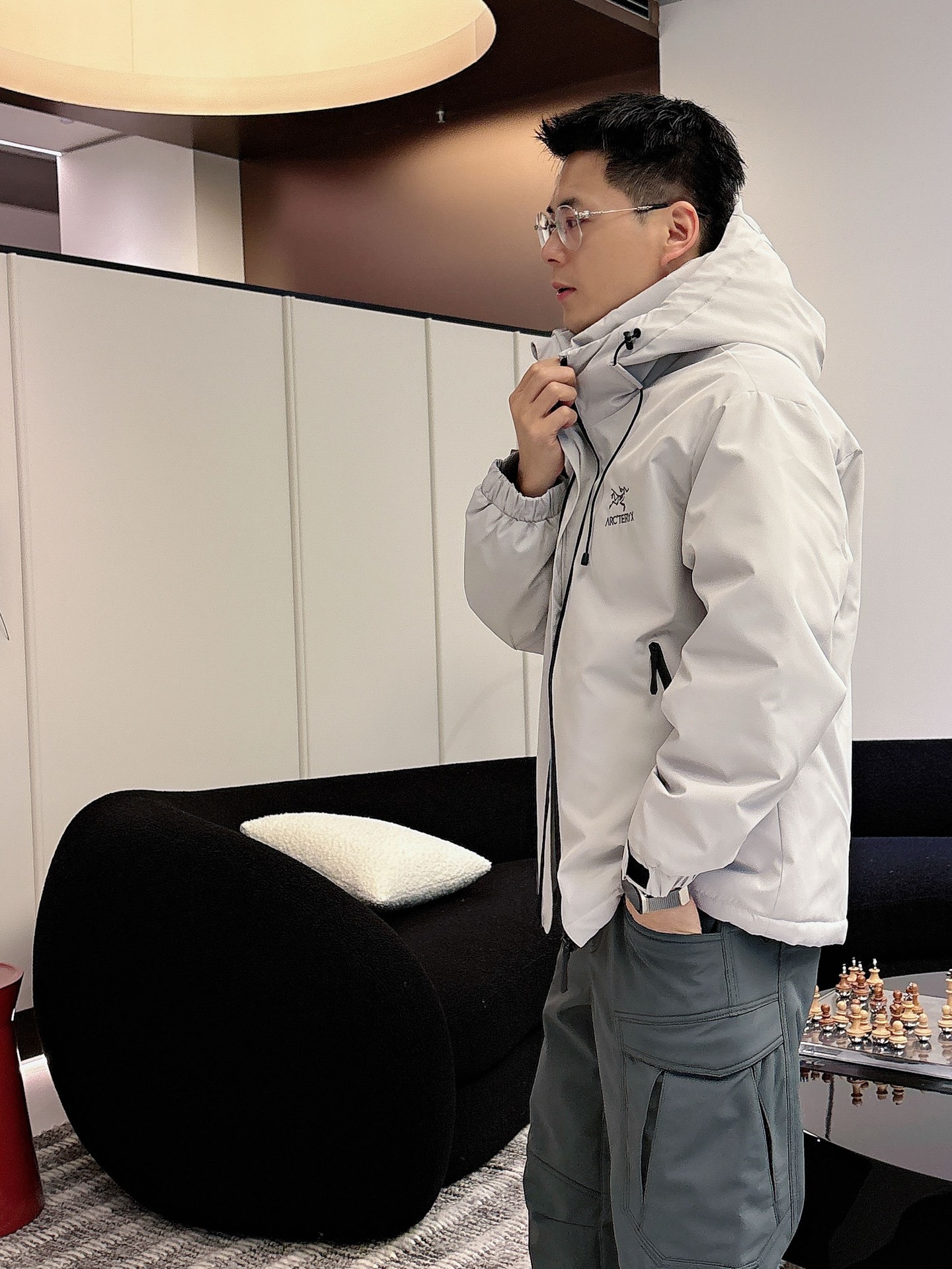 始祖鸟 官网款2025秋冬新款羽绒服。这款号称羽绒服届最高端的，全部90绒的三标齐全带着经典的Logo组