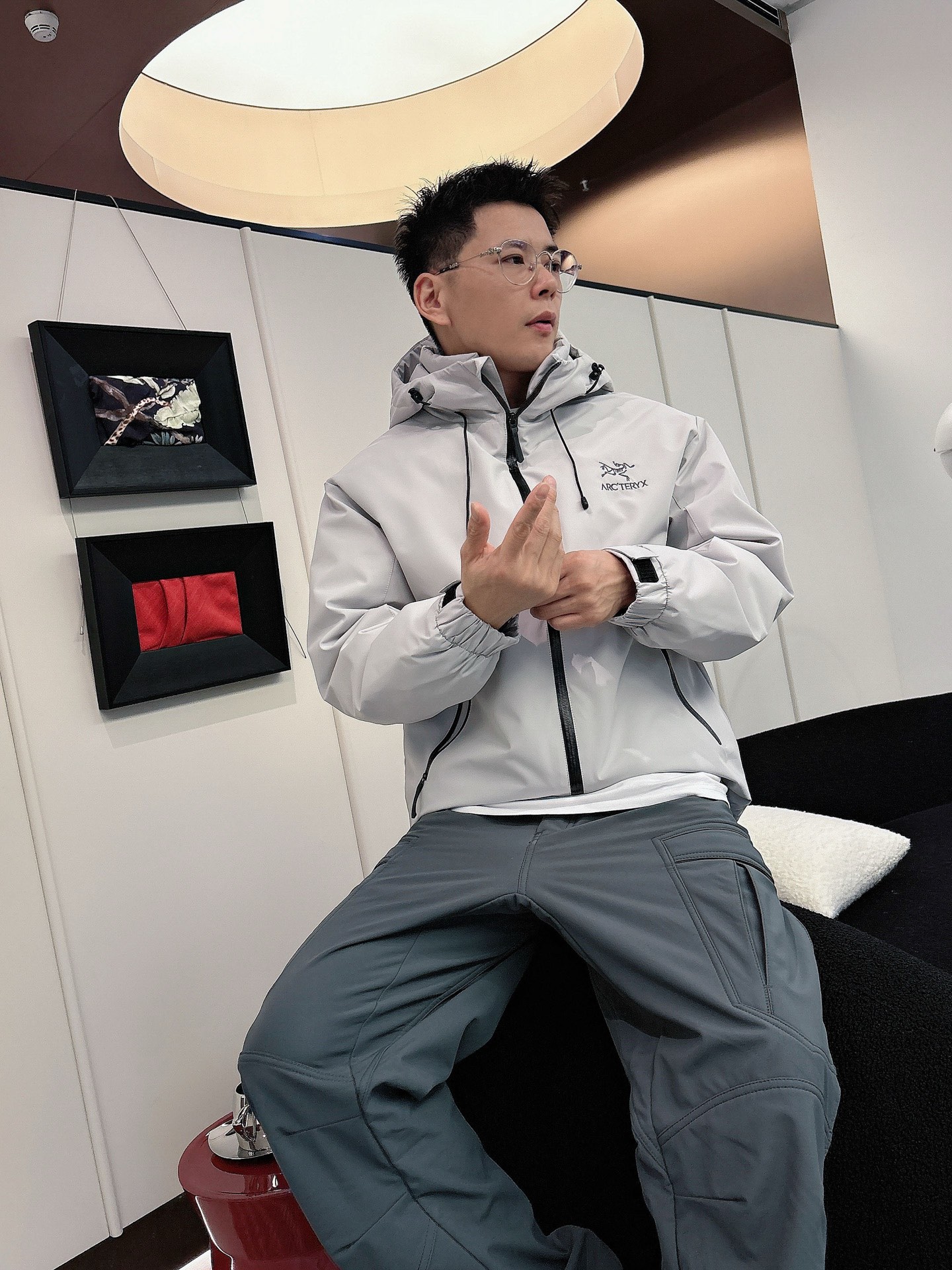 始祖鸟 官网款2025秋冬新款羽绒服。这款号称羽绒服届最高端的，全部90绒的三标齐全带着经典的Logo组