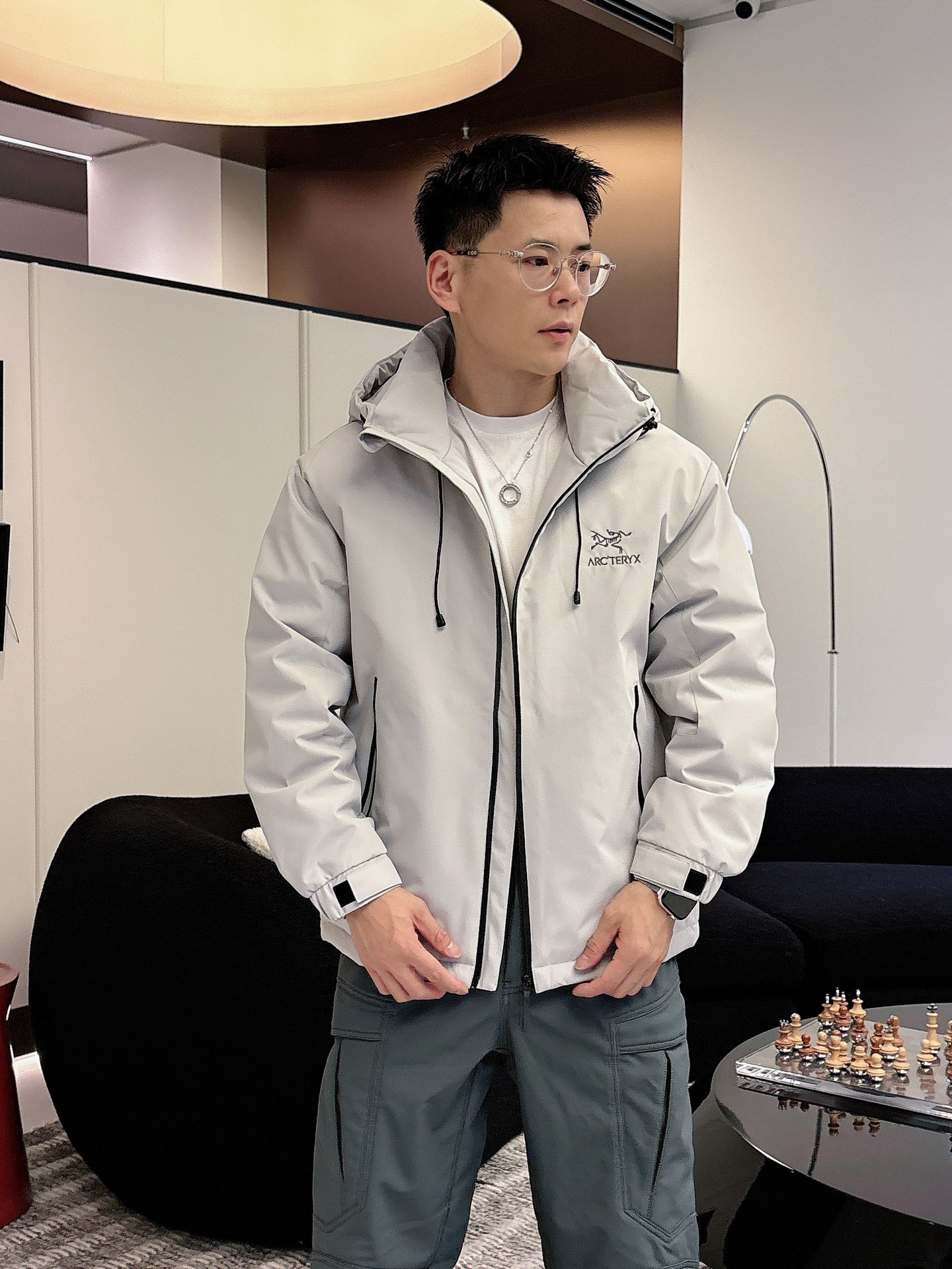 始祖鸟 官网款2025秋冬新款羽绒服。这款号称羽绒服届最高端的，全部90绒的三标齐全带着经典的Logo组