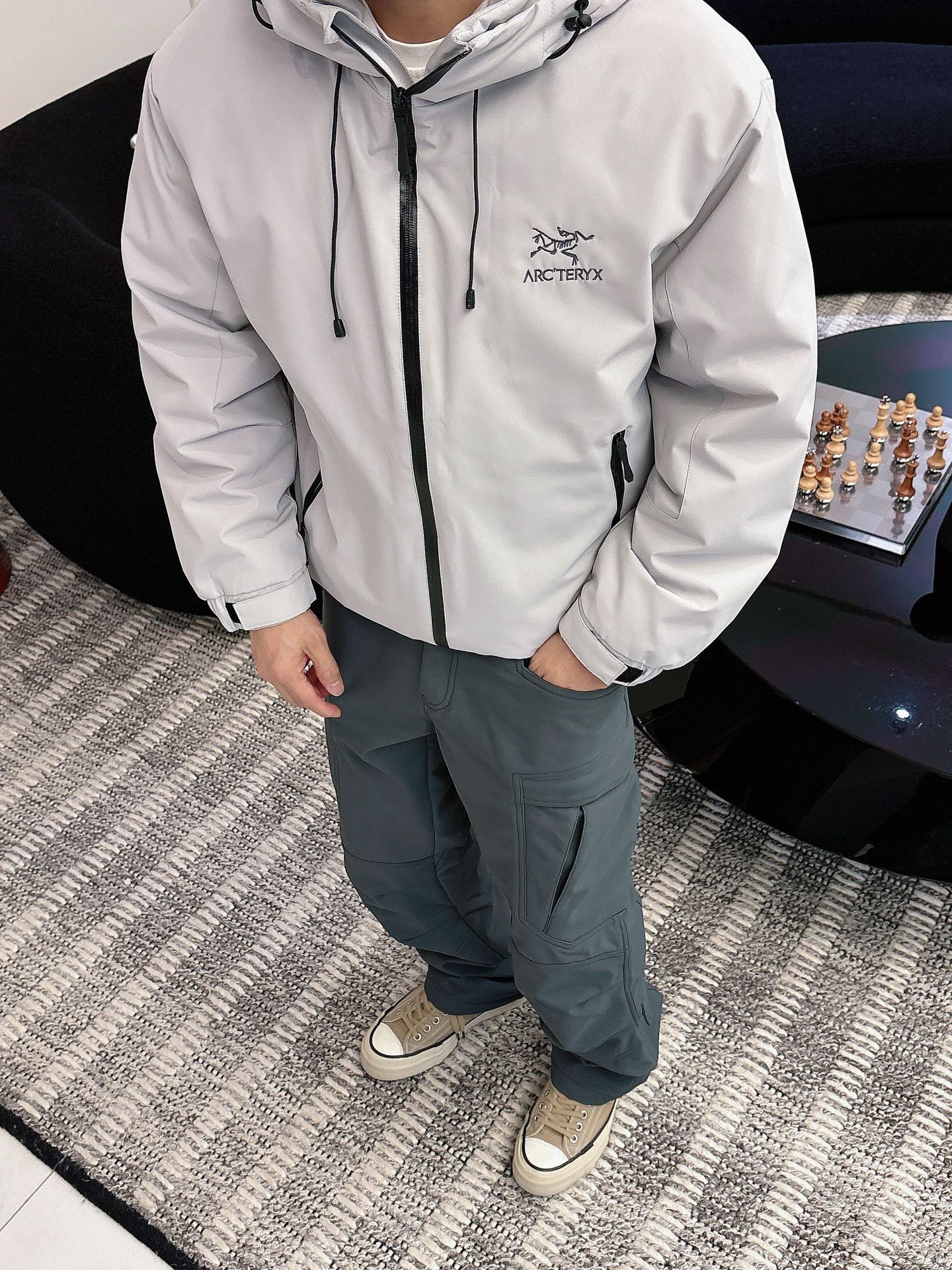 始祖鸟 官网款2025秋冬新款羽绒服。这款号称羽绒服届最高端的，全部90绒的三标齐全带着经典的Logo组